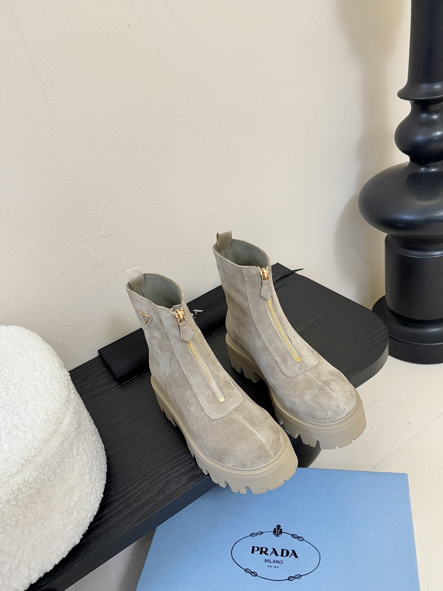 PRADA 普拉达经典三角标一脚蹬王炸女靴 冬天买不到的系列，绝对是今年的大爆款！！贼好看！Prada靴