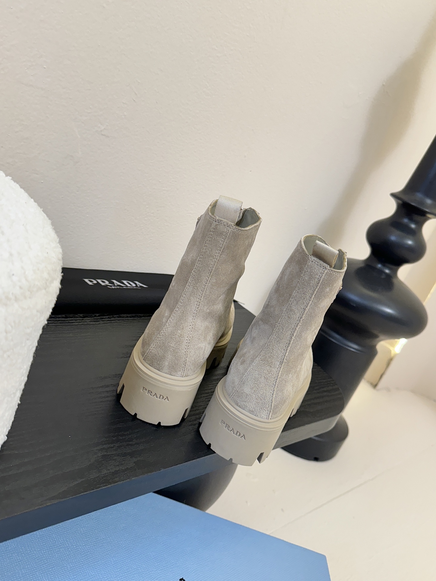 PRADA 普拉达经典三角标一脚蹬王炸女靴 冬天买不到的系列，绝对是今年的大爆款！！贼好看！Prada靴