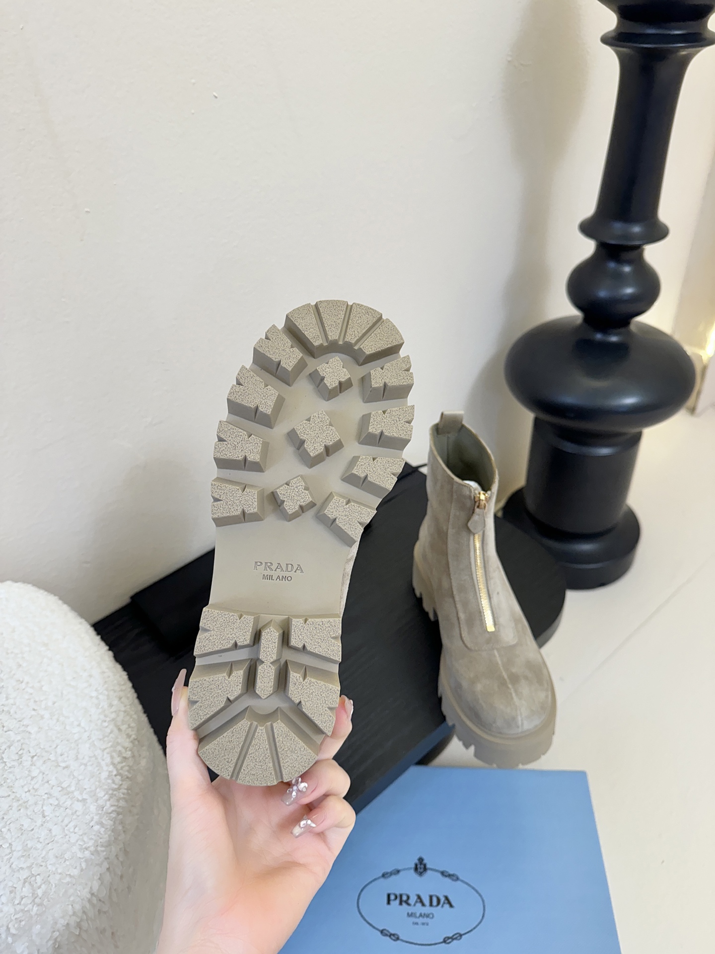 PRADA 普拉达经典三角标一脚蹬王炸女靴 冬天买不到的系列，绝对是今年的大爆款！！贼好看！Prada靴