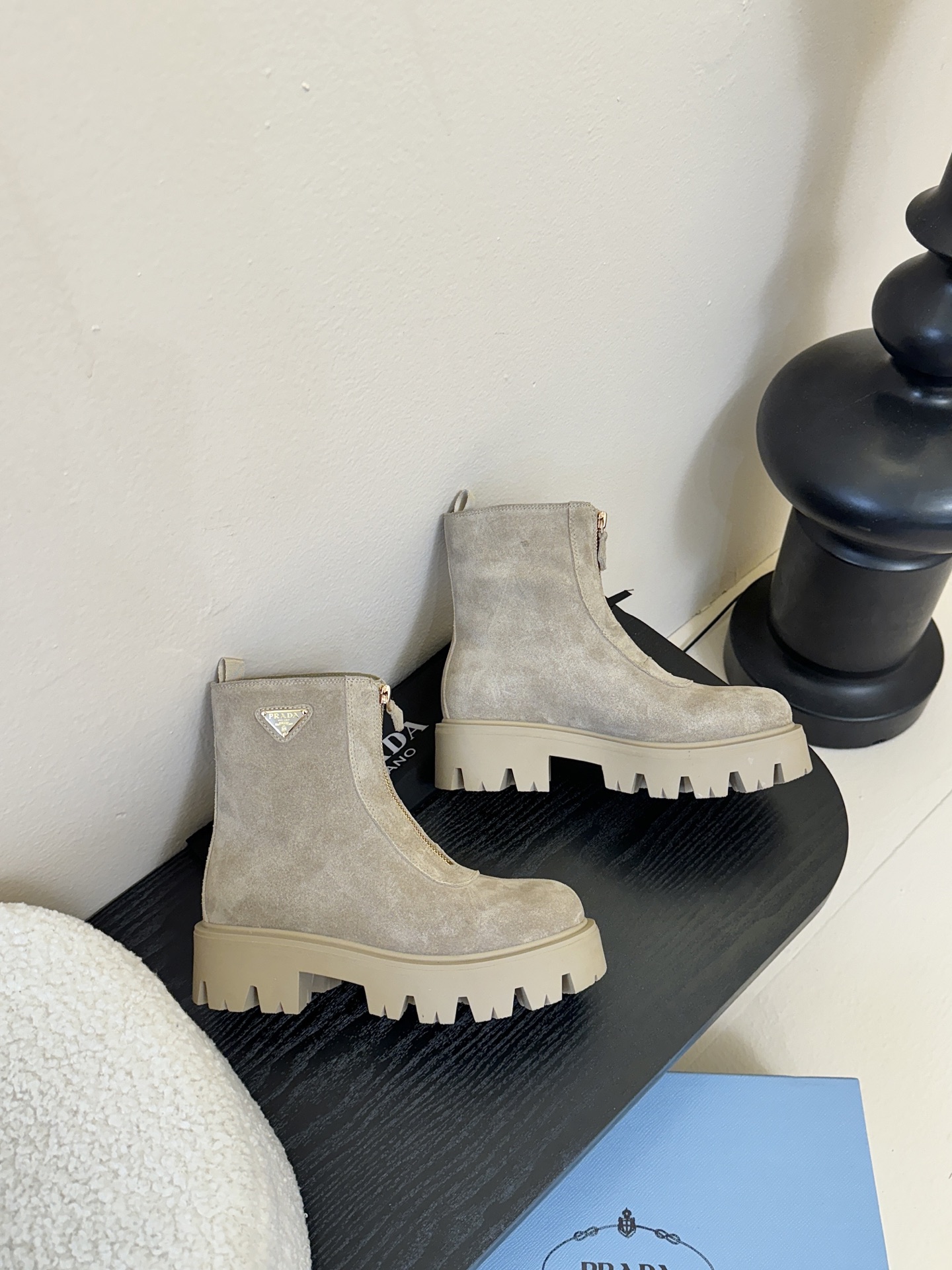 PRADA 普拉达经典三角标一脚蹬王炸女靴 冬天买不到的系列，绝对是今年的大爆款！！贼好看！Prada靴