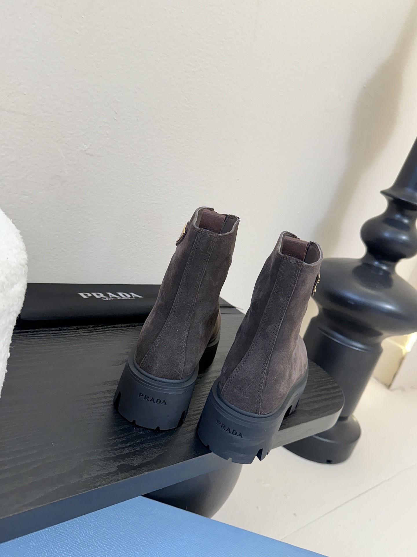 PRADA 普拉达经典三角标一脚蹬王炸女靴 冬天买不到的系列，绝对是今年的大爆款！！贼好看！Prada靴