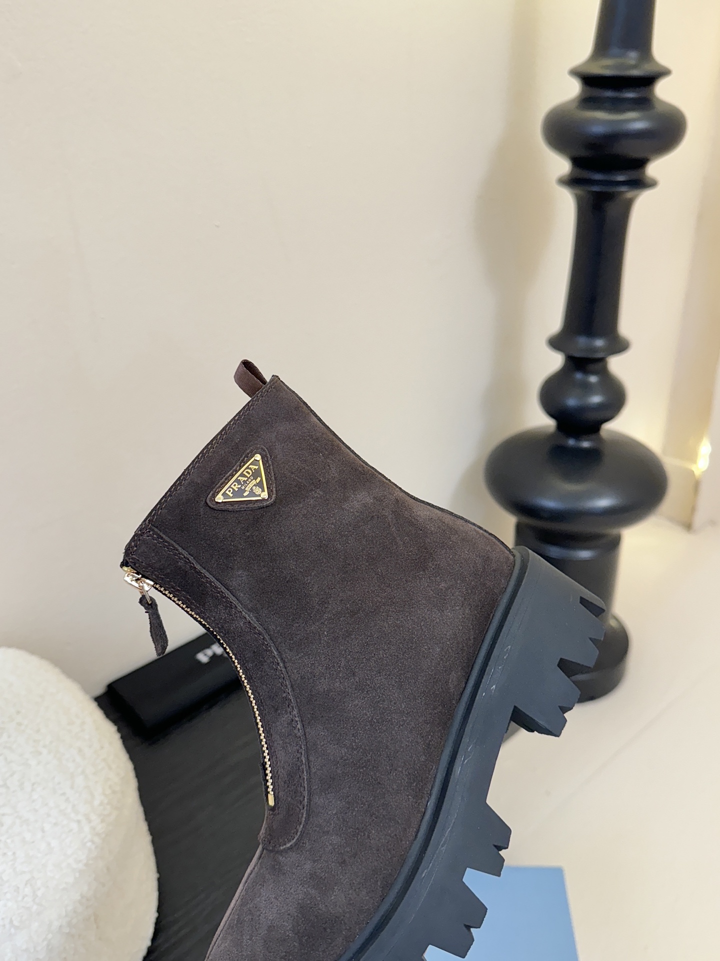 PRADA 普拉达经典三角标一脚蹬王炸女靴 冬天买不到的系列，绝对是今年的大爆款！！贼好看！Prada靴