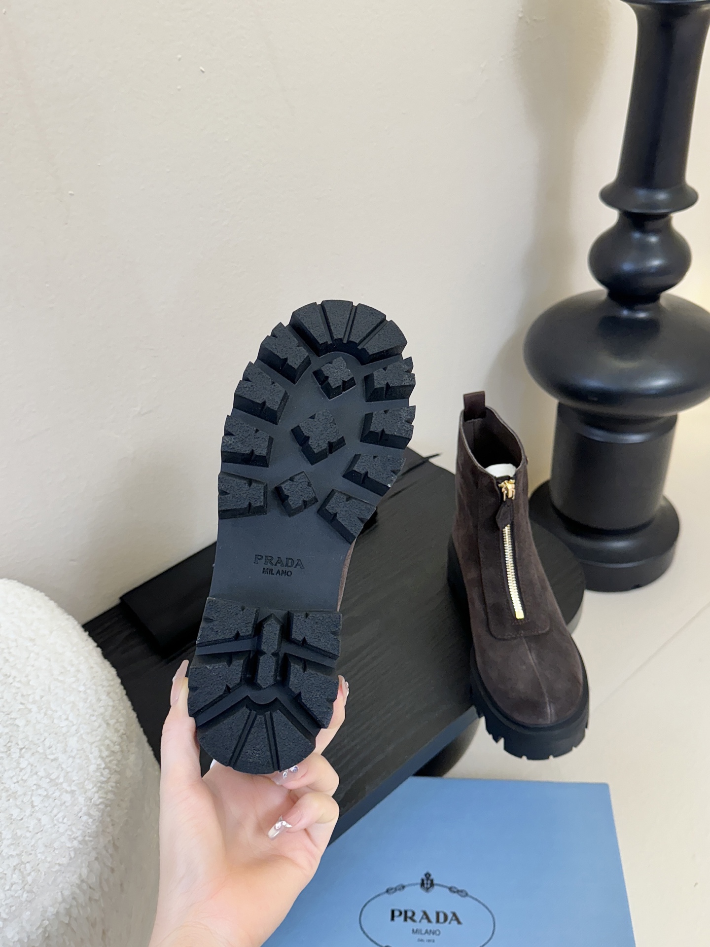 PRADA 普拉达经典三角标一脚蹬王炸女靴 冬天买不到的系列，绝对是今年的大爆款！！贼好看！Prada靴