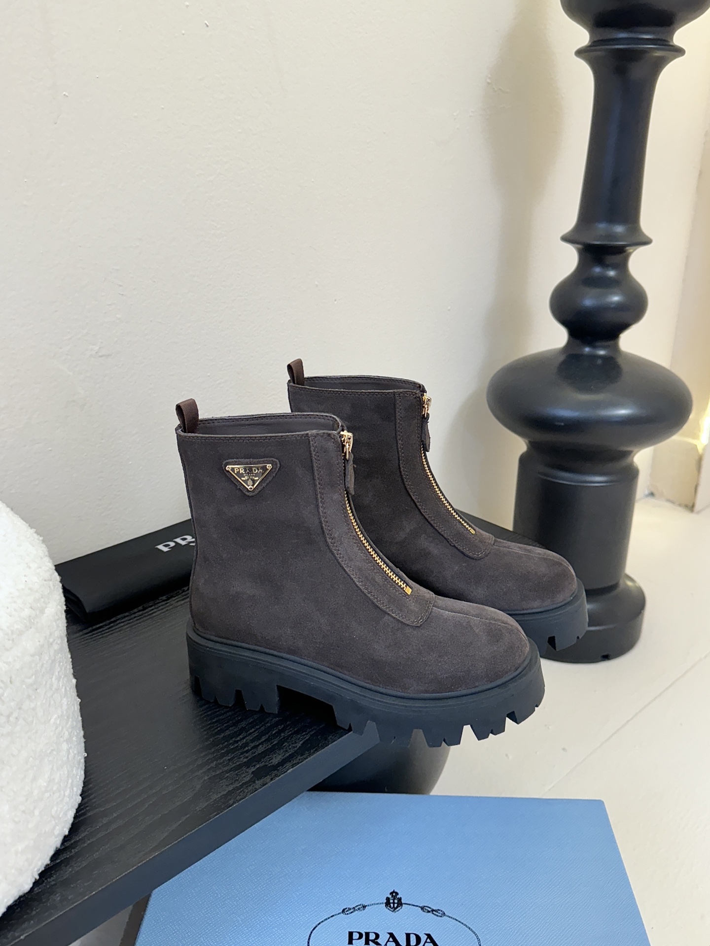 PRADA 普拉达经典三角标一脚蹬王炸女靴 冬天买不到的系列，绝对是今年的大爆款！！贼好看！Prada靴