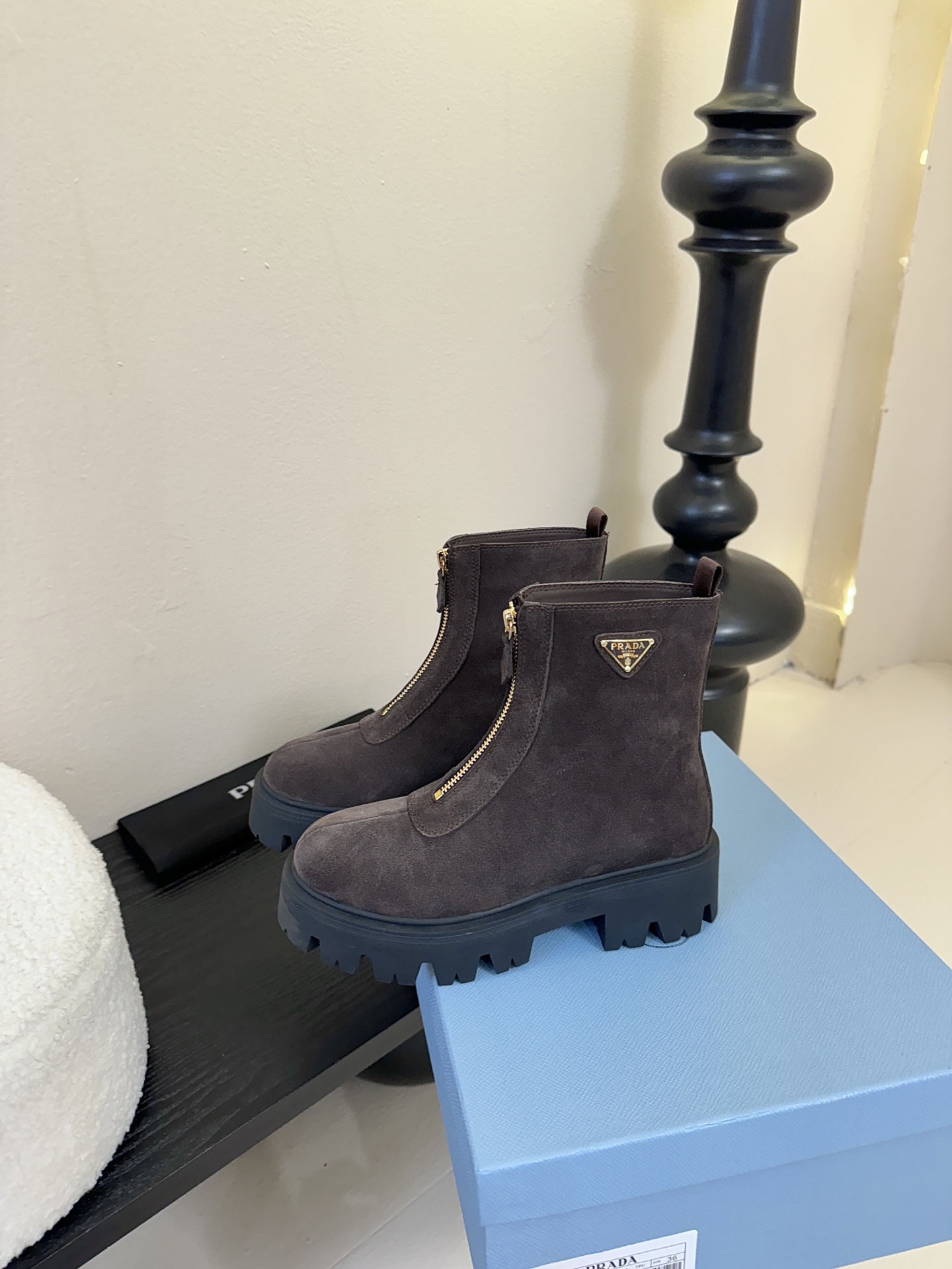 PRADA 普拉达经典三角标一脚蹬王炸女靴 冬天买不到的系列，绝对是今年的大爆款！！贼好看！Prada靴