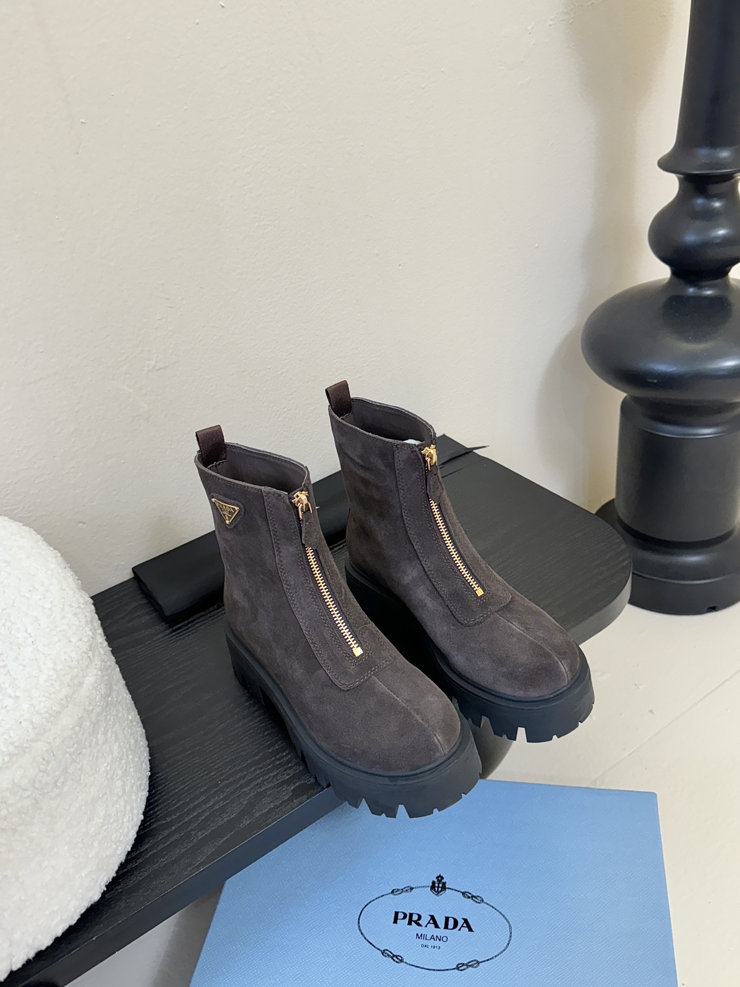 PRADA 普拉达经典三角标一脚蹬王炸女靴 冬天买不到的系列，绝对是今年的大爆款！！贼好看！Prada靴