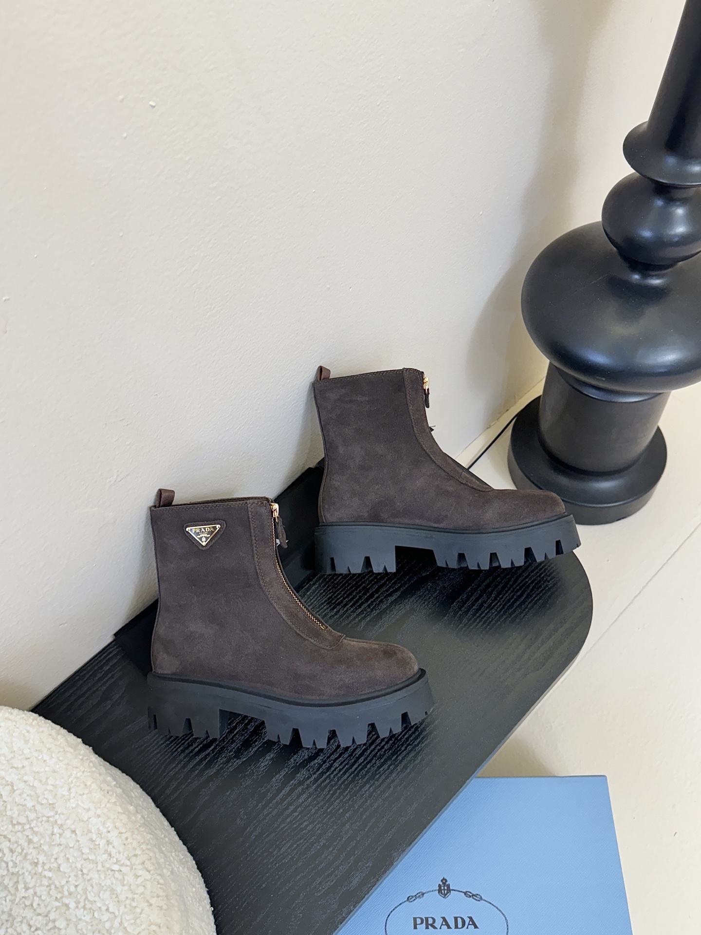 PRADA 普拉达经典三角标一脚蹬王炸女靴 冬天买不到的系列，绝对是今年的大爆款！！贼好看！Prada靴