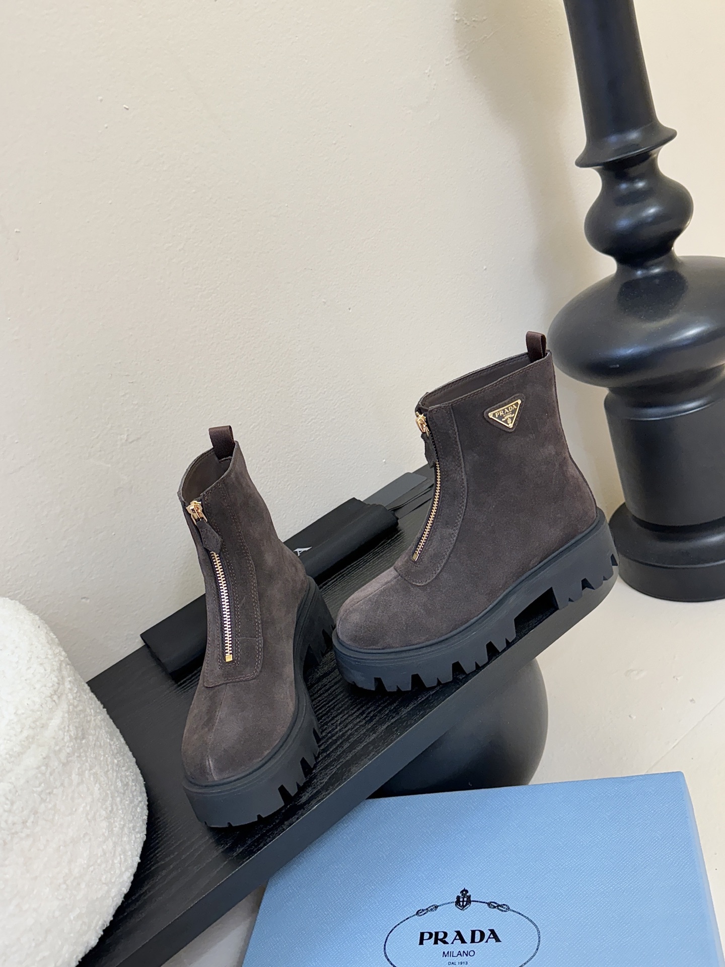 PRADA 普拉达经典三角标一脚蹬王炸女靴 冬天买不到的系列，绝对是今年的大爆款！！贼好看！Prada靴