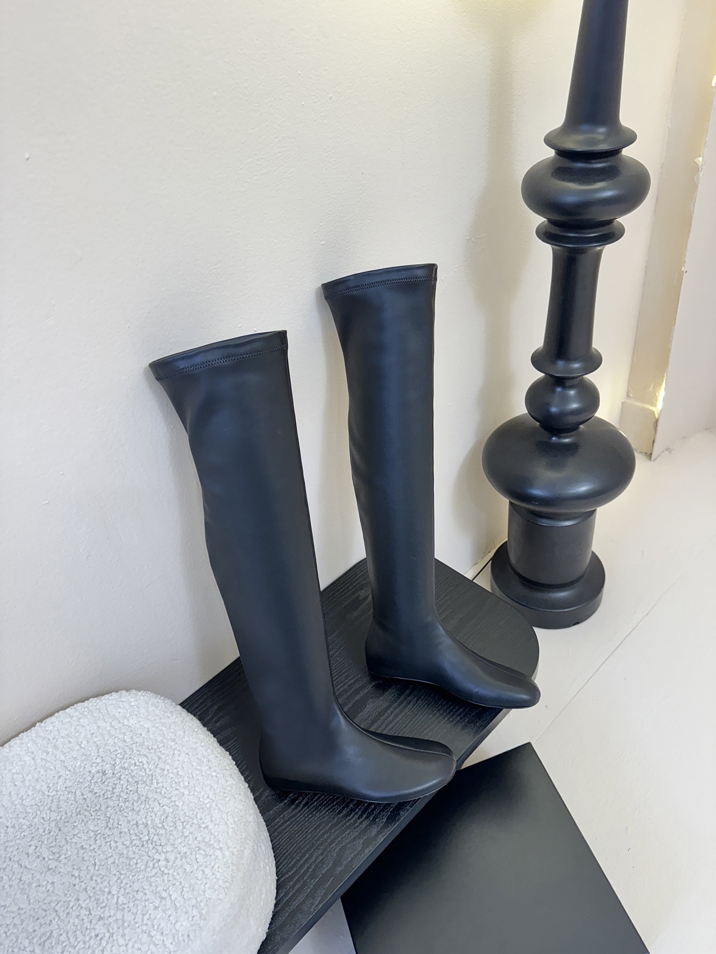 Carven（卡纷）作为一个具有法式优雅风格的品牌，其女士弹力靴通常融合了时尚设计与实用功能。 - 采用