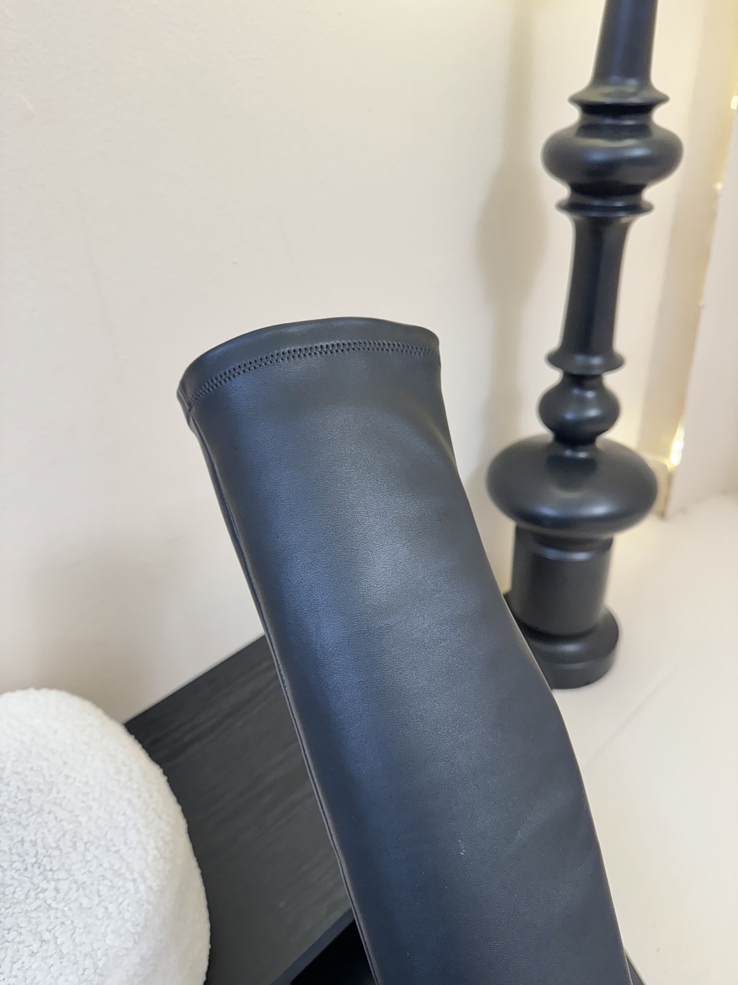 Carven（卡纷）作为一个具有法式优雅风格的品牌，其女士弹力靴通常融合了时尚设计与实用功能。 - 采用