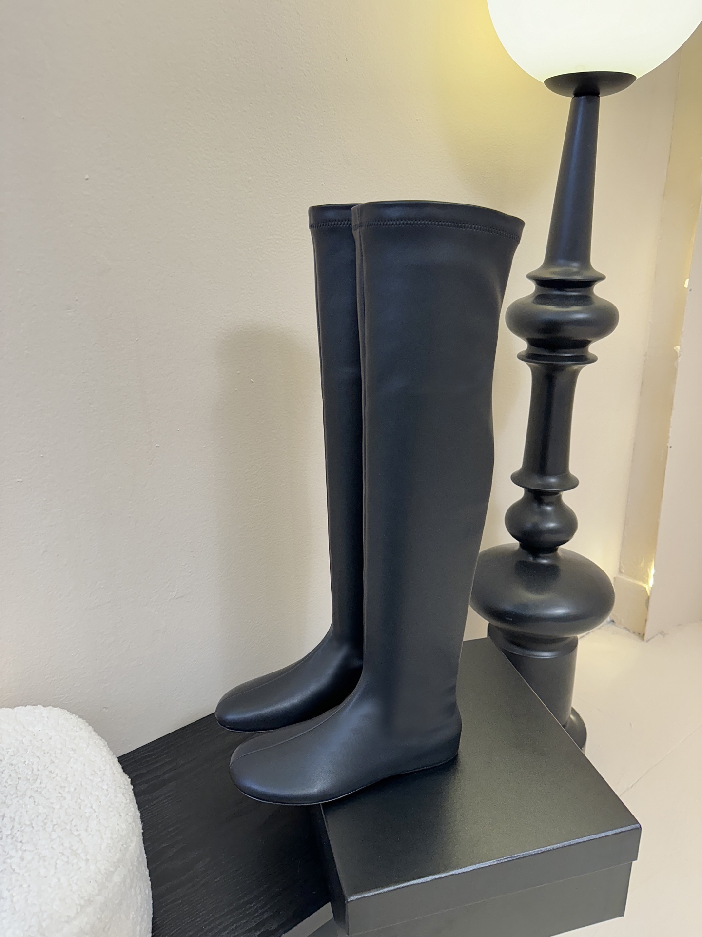 Carven（卡纷）作为一个具有法式优雅风格的品牌，其女士弹力靴通常融合了时尚设计与实用功能。 - 采用