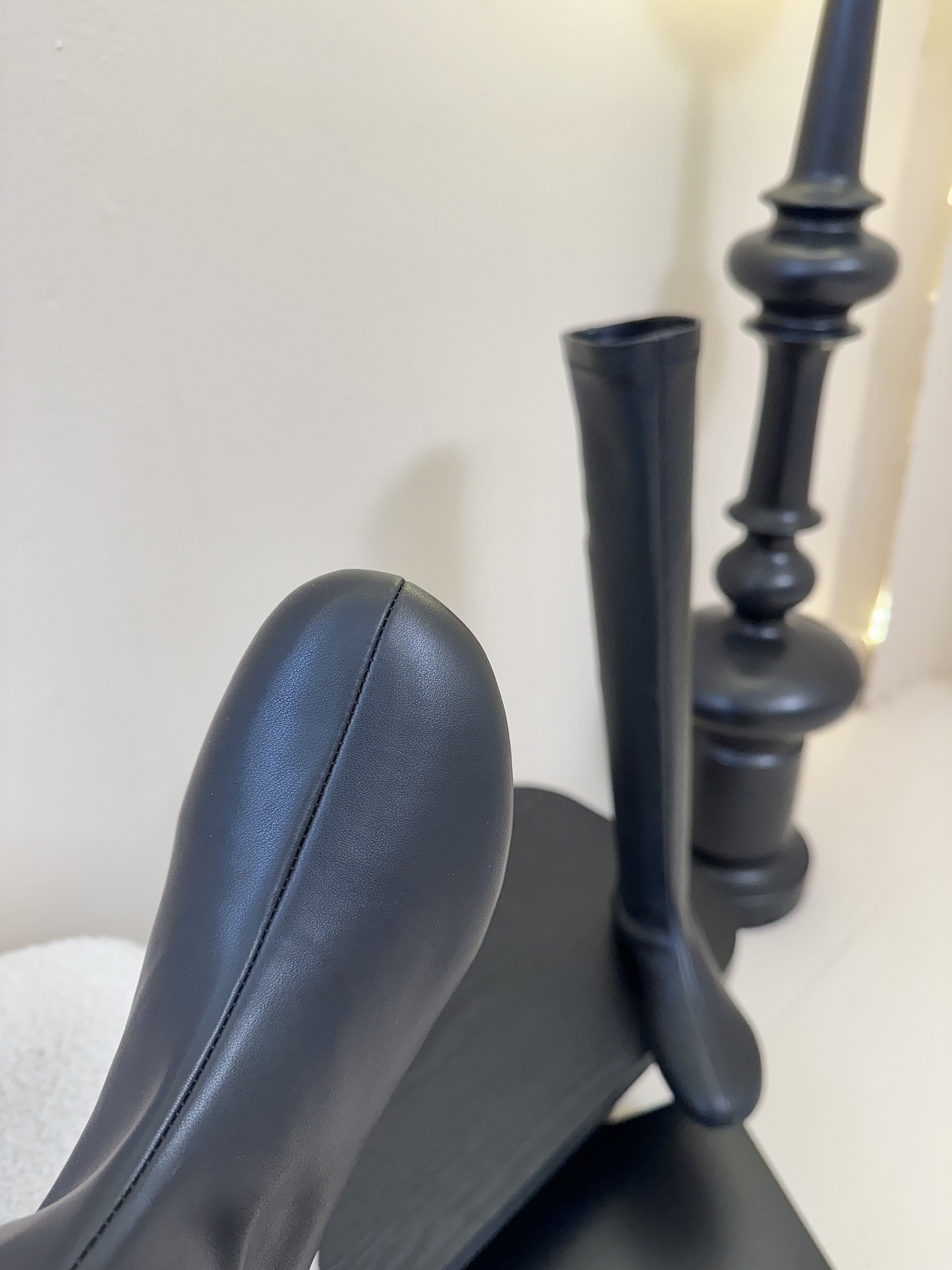 Carven（卡纷）作为一个具有法式优雅风格的品牌，其女士弹力靴通常融合了时尚设计与实用功能。 - 采用