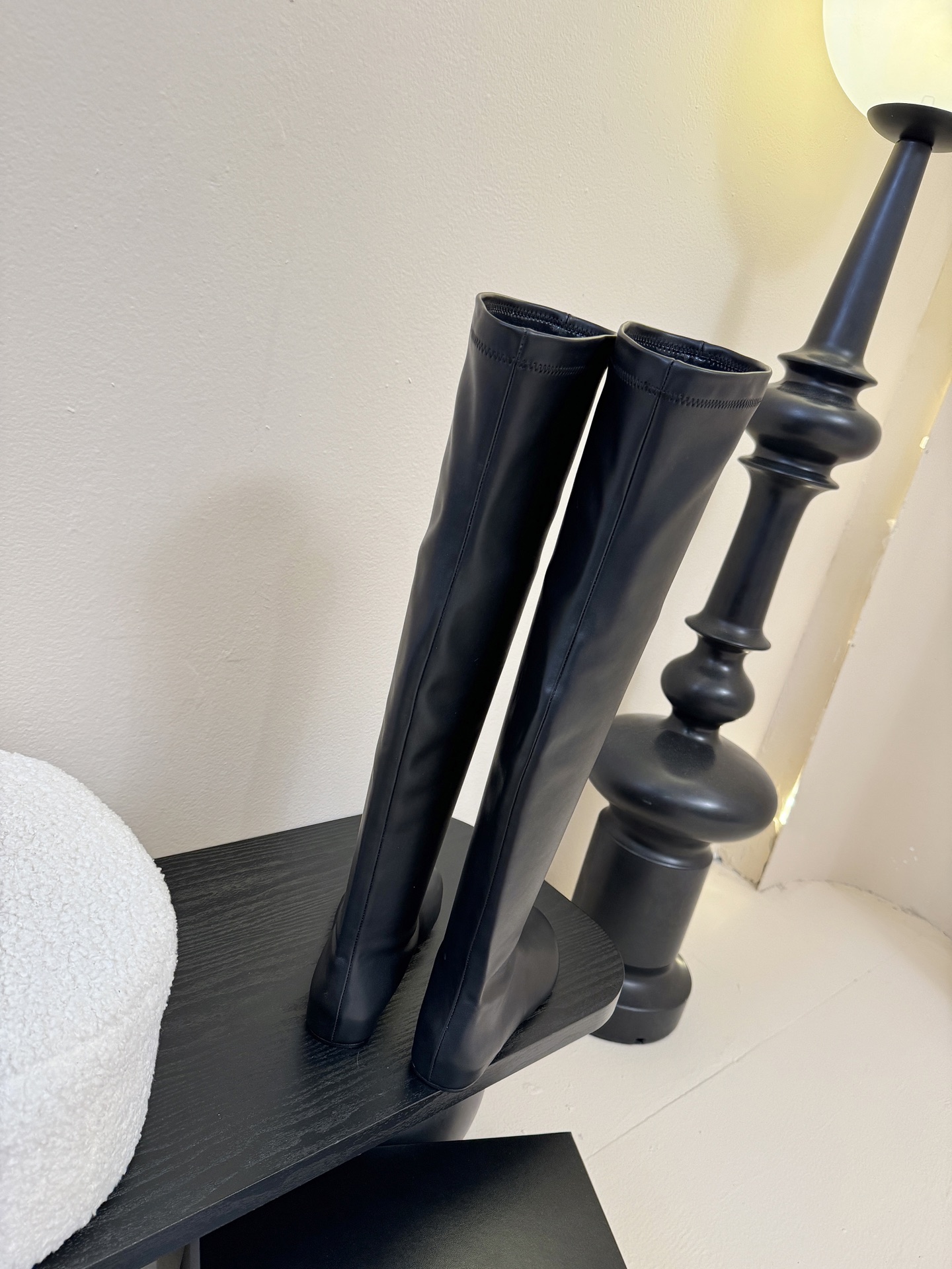 Carven（卡纷）作为一个具有法式优雅风格的品牌，其女士弹力靴通常融合了时尚设计与实用功能。 - 采用