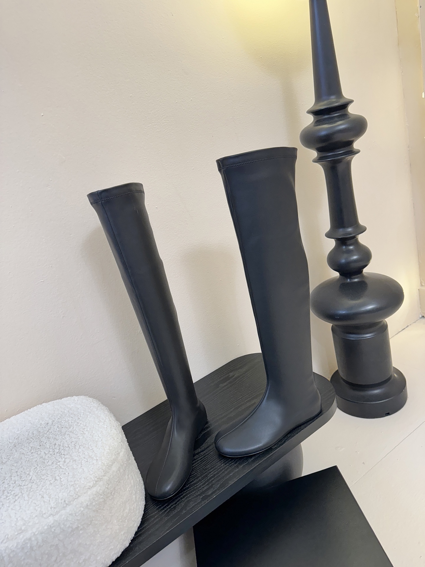 Carven（卡纷）作为一个具有法式优雅风格的品牌，其女士弹力靴通常融合了时尚设计与实用功能。 - 采用