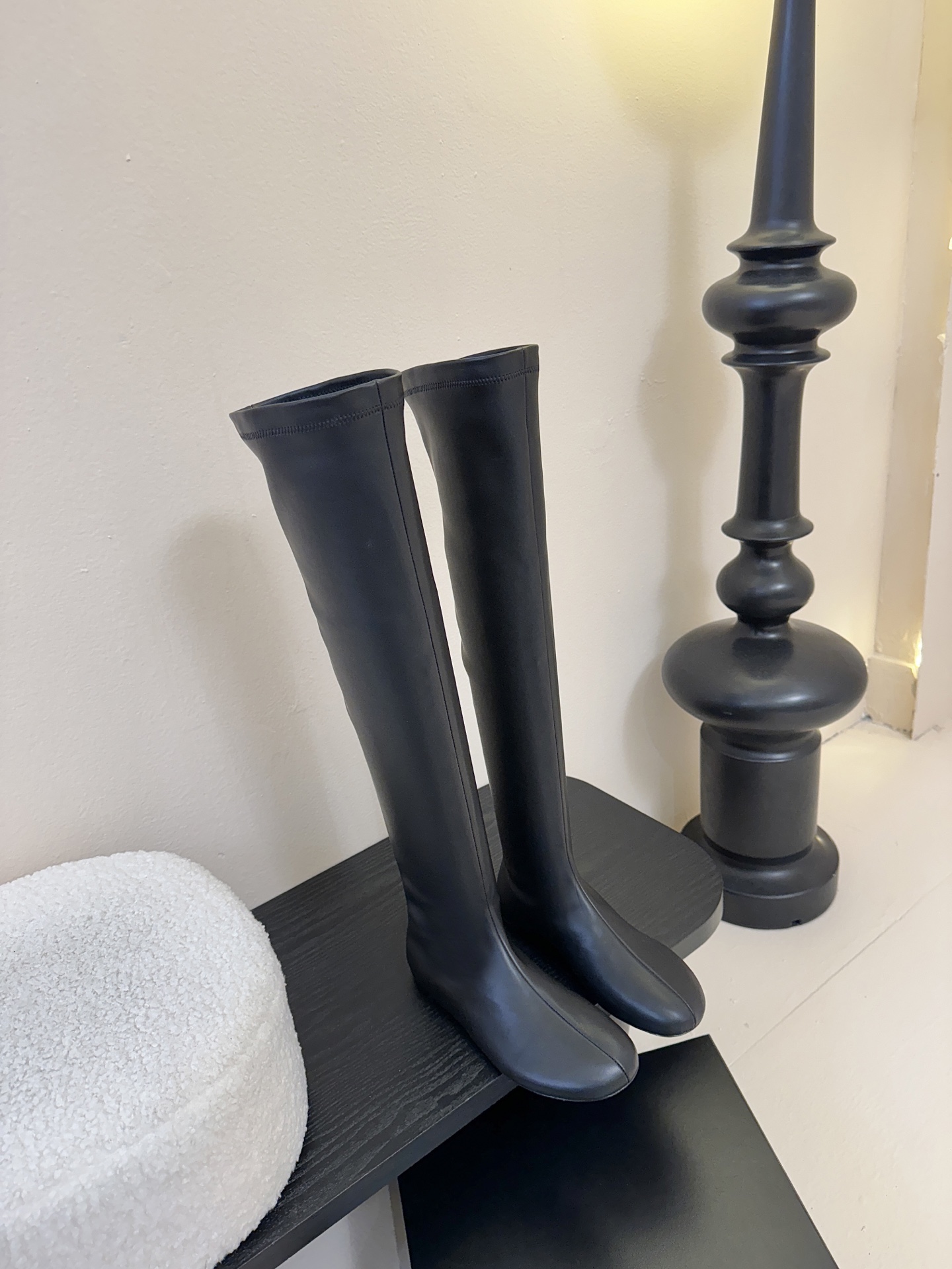 Carven（卡纷）作为一个具有法式优雅风格的品牌，其女士弹力靴通常融合了时尚设计与实用功能。 - 采用