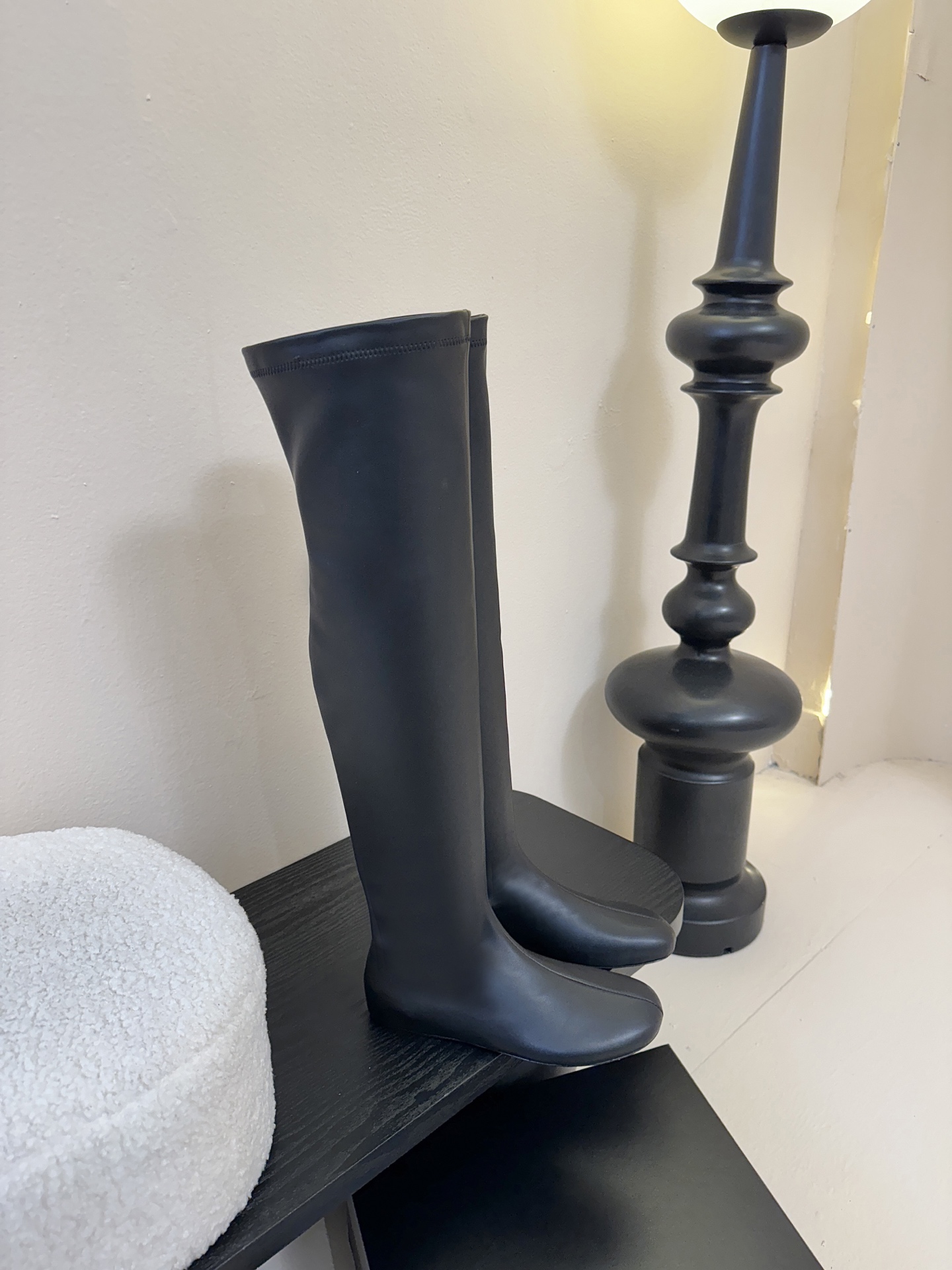 Carven（卡纷）作为一个具有法式优雅风格的品牌，其女士弹力靴通常融合了时尚设计与实用功能。 - 采用