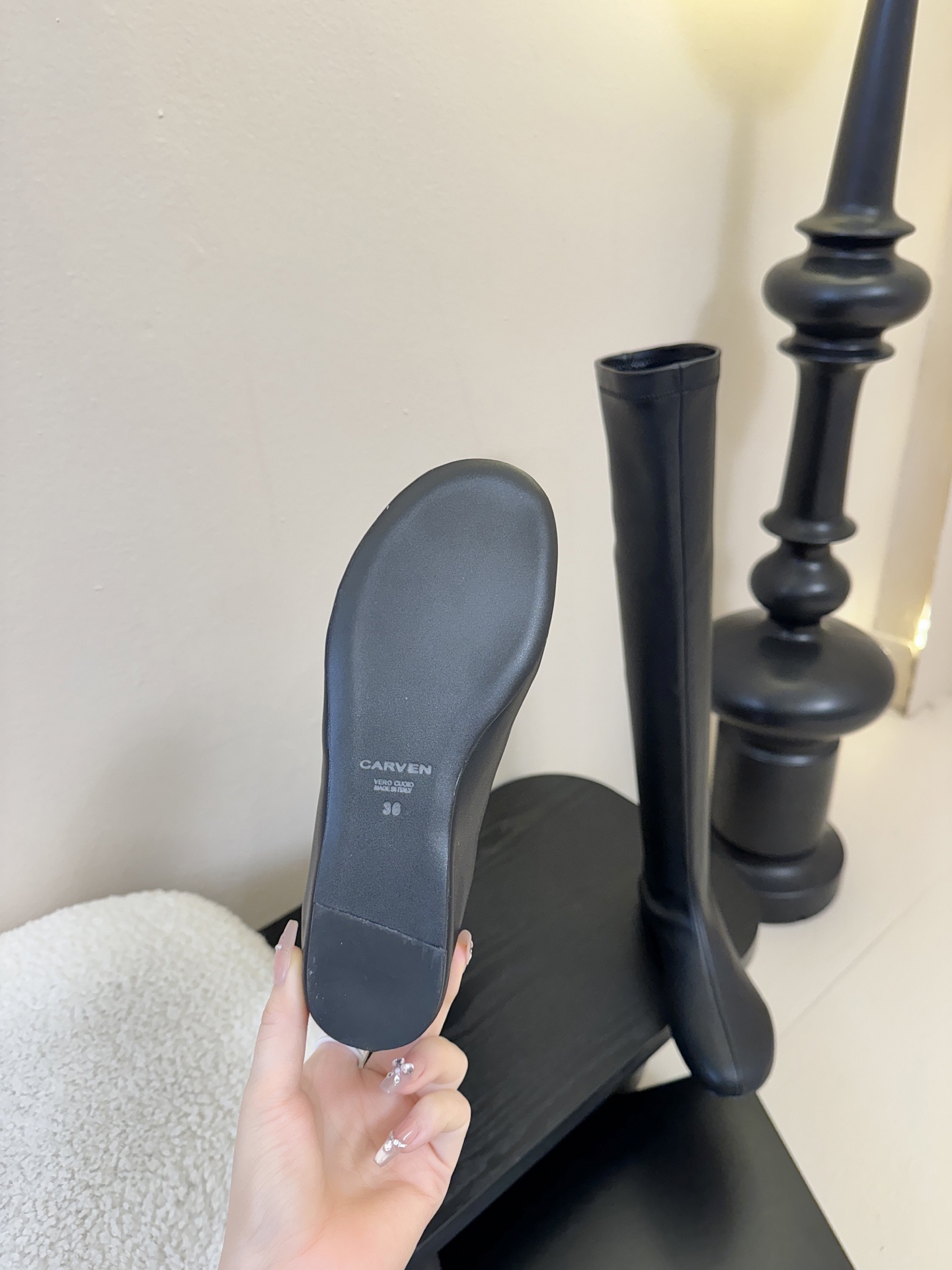 Carven（卡纷）作为一个具有法式优雅风格的品牌，其女士弹力靴通常融合了时尚设计与实用功能。 - 采用