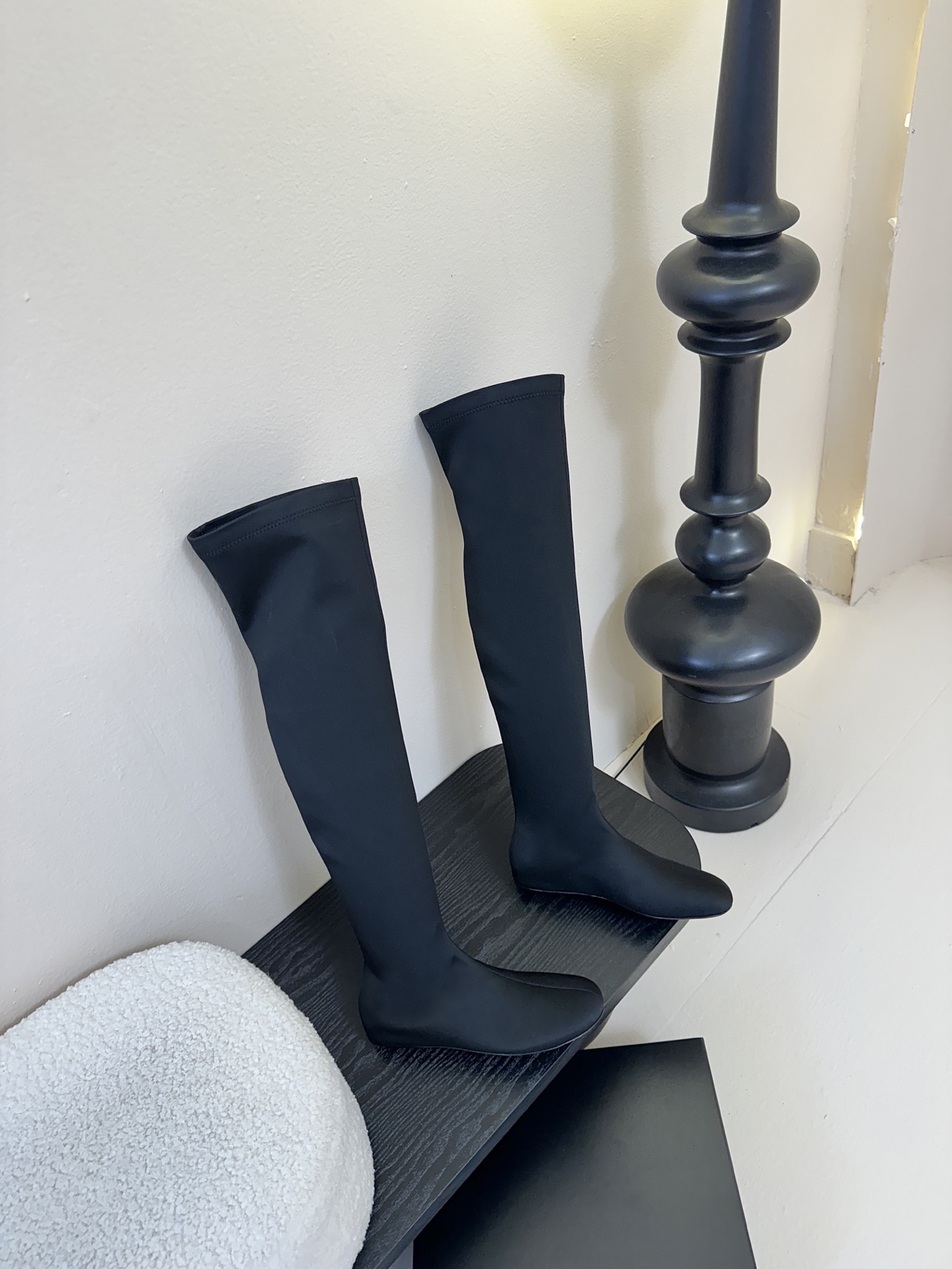 Carven（卡纷）作为一个具有法式优雅风格的品牌，其女士弹力靴通常融合了时尚设计与实用功能。 - 采用