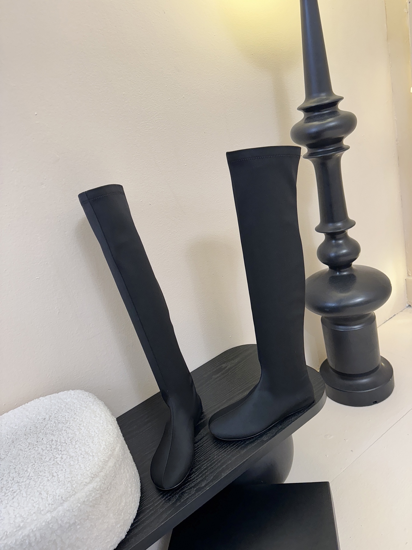 Carven（卡纷）作为一个具有法式优雅风格的品牌，其女士弹力靴通常融合了时尚设计与实用功能。 - 采用