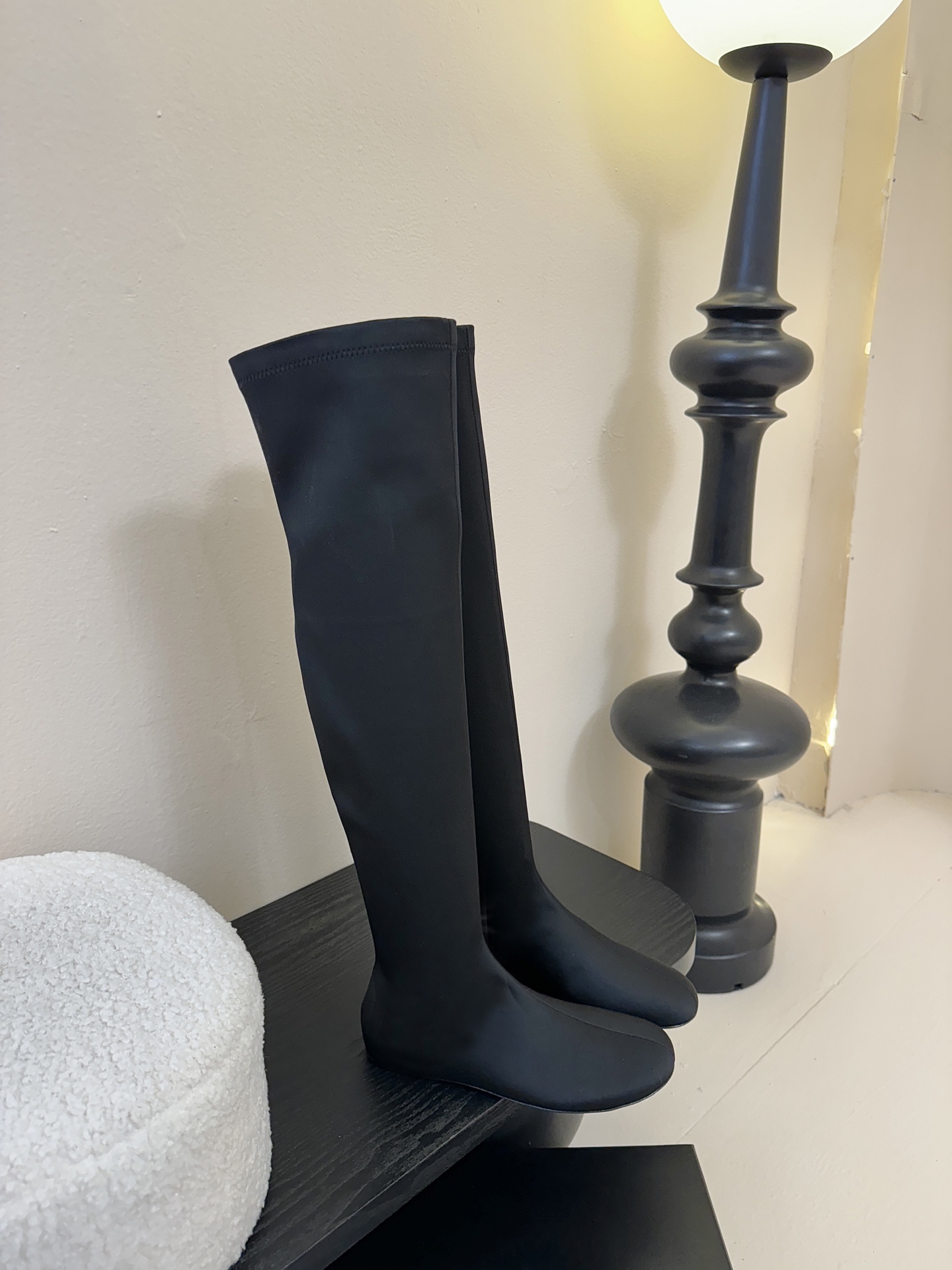 Carven（卡纷）作为一个具有法式优雅风格的品牌，其女士弹力靴通常融合了时尚设计与实用功能。 - 采用