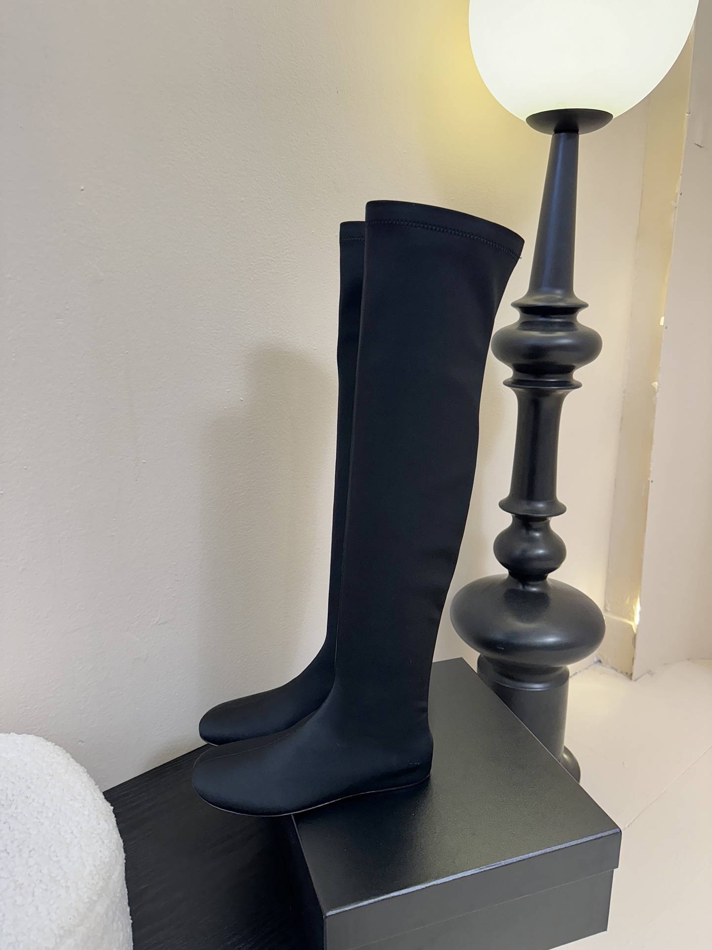 Carven（卡纷）作为一个具有法式优雅风格的品牌，其女士弹力靴通常融合了时尚设计与实用功能。 - 采用