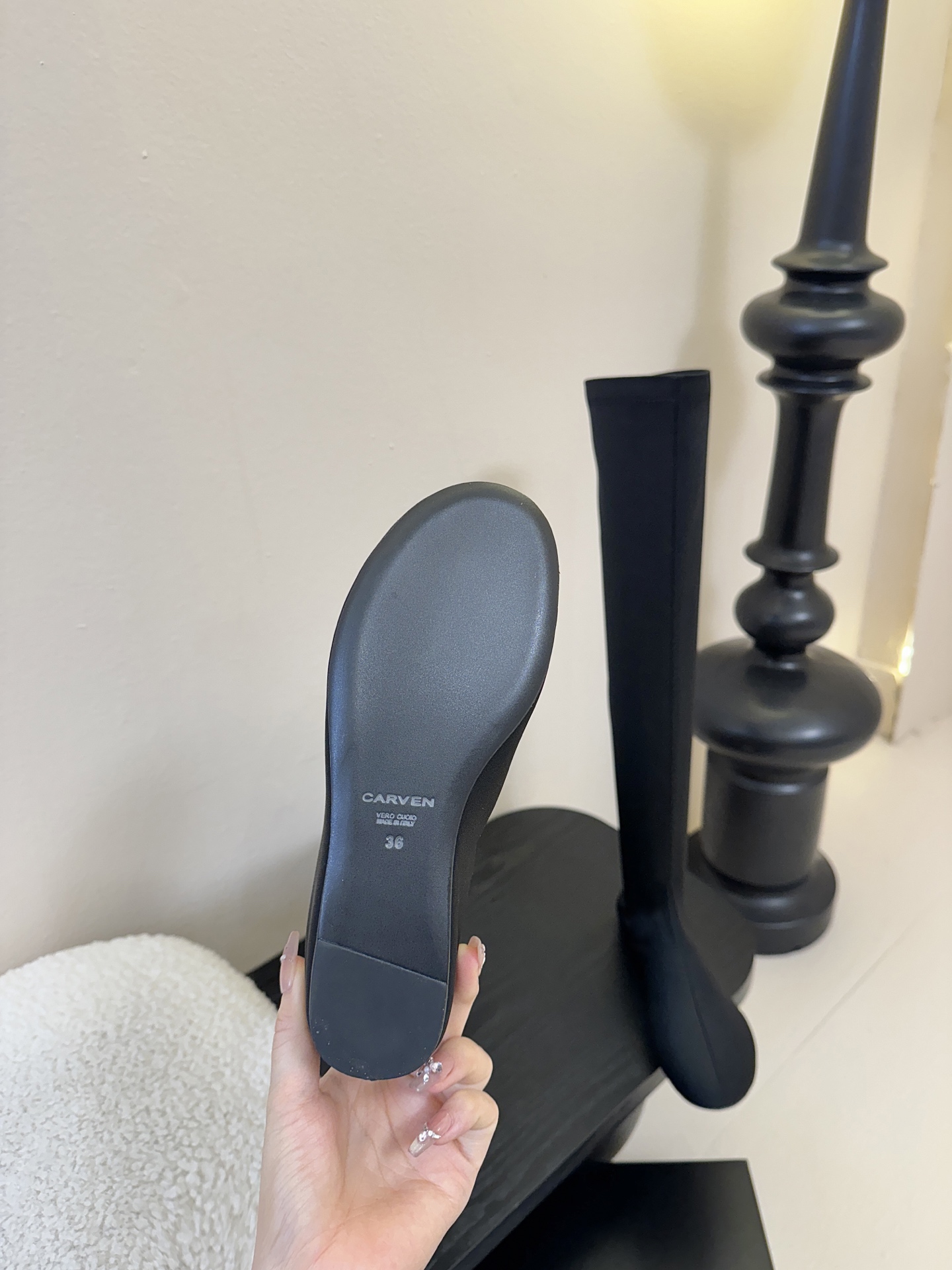 Carven（卡纷）作为一个具有法式优雅风格的品牌，其女士弹力靴通常融合了时尚设计与实用功能。 - 采用