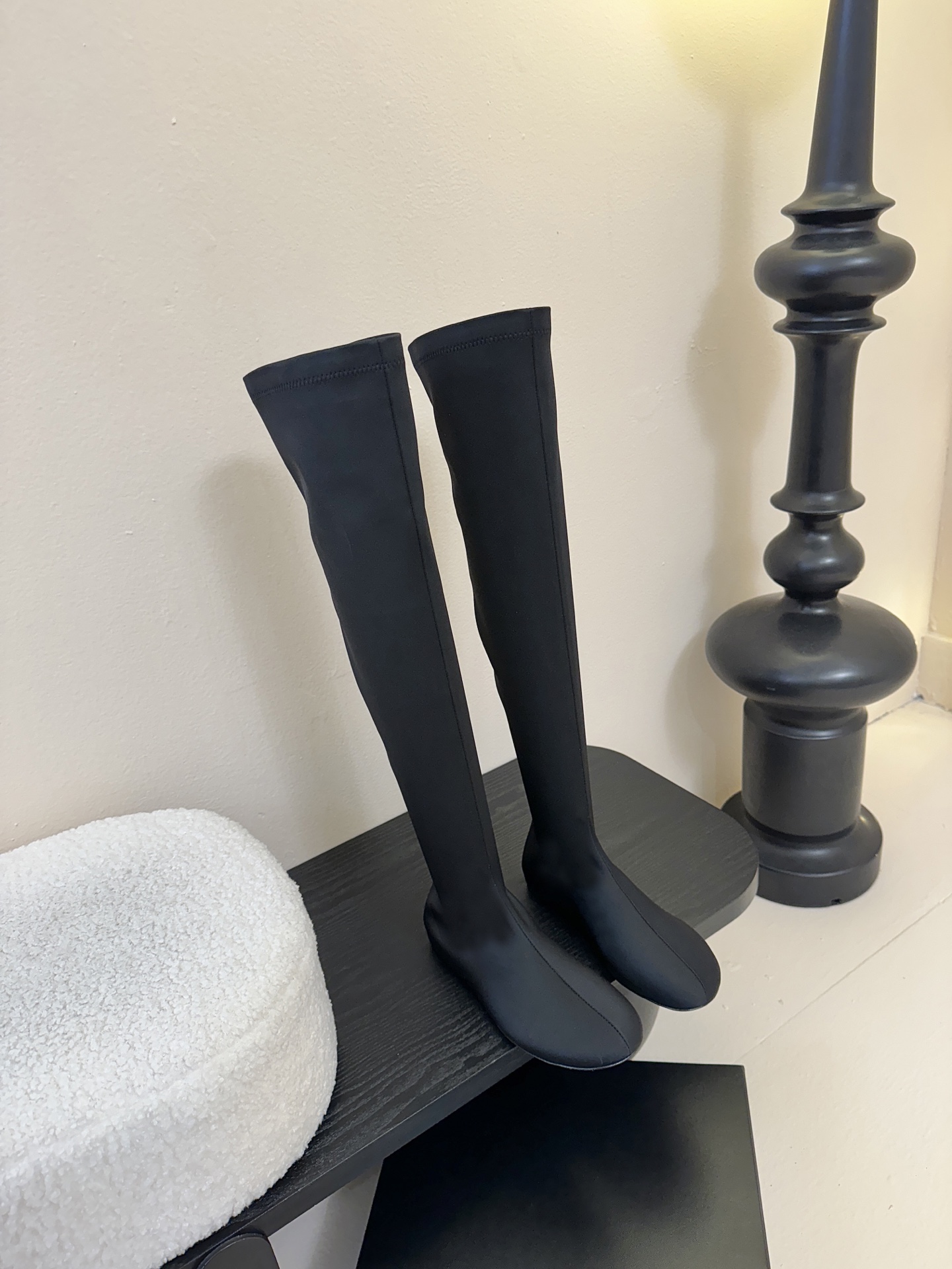 Carven（卡纷）作为一个具有法式优雅风格的品牌，其女士弹力靴通常融合了时尚设计与实用功能。 - 采用