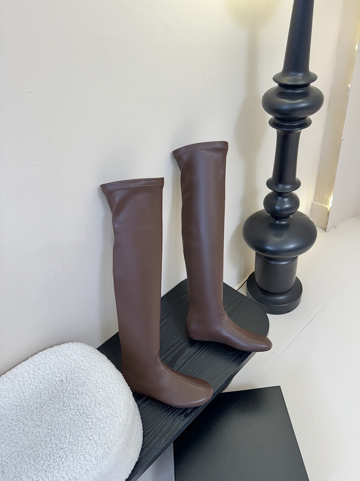 Carven（卡纷）作为一个具有法式优雅风格的品牌，其女士弹力靴通常融合了时尚设计与实用功能。 - 采用