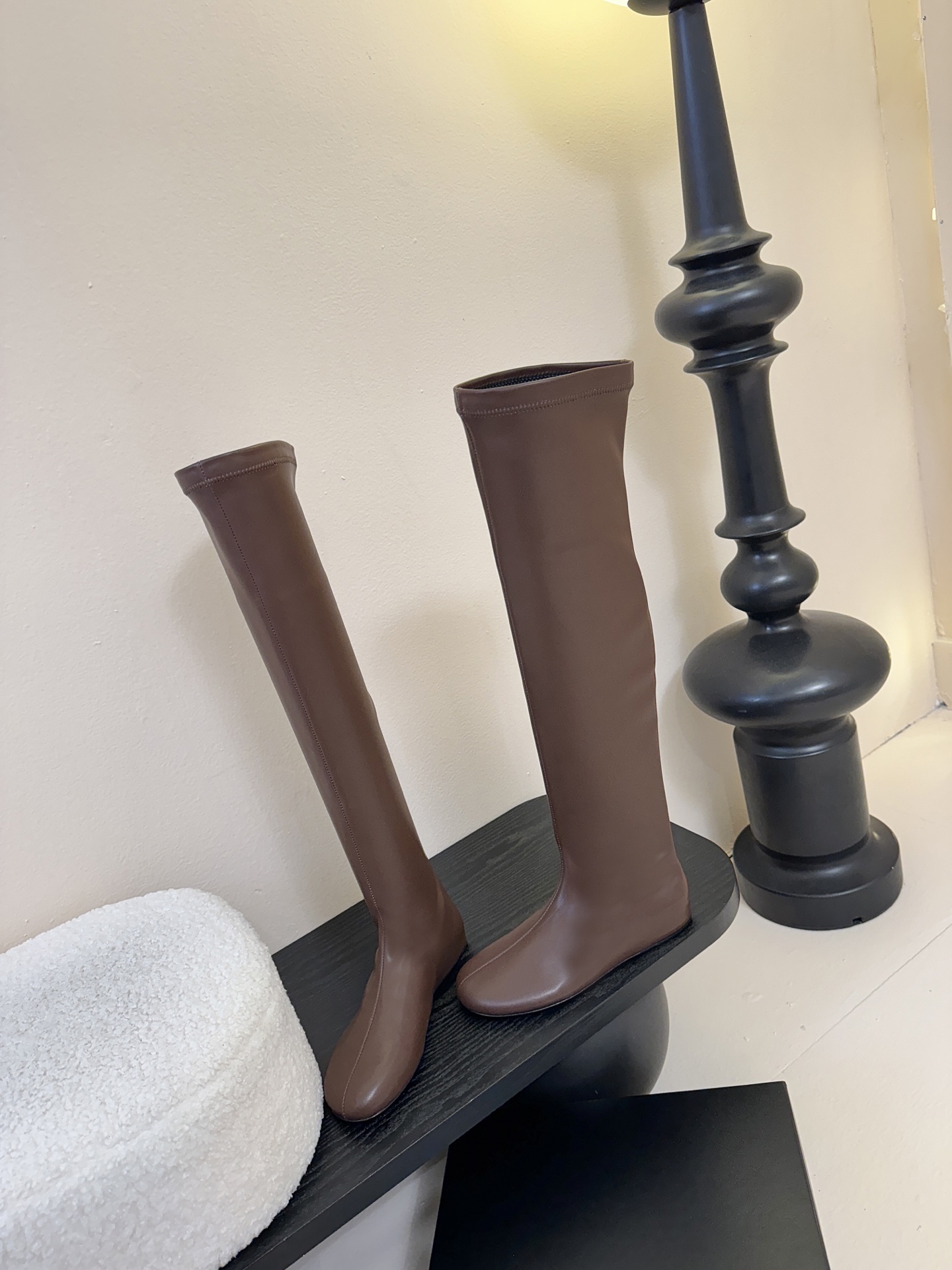 Carven（卡纷）作为一个具有法式优雅风格的品牌，其女士弹力靴通常融合了时尚设计与实用功能。 - 采用