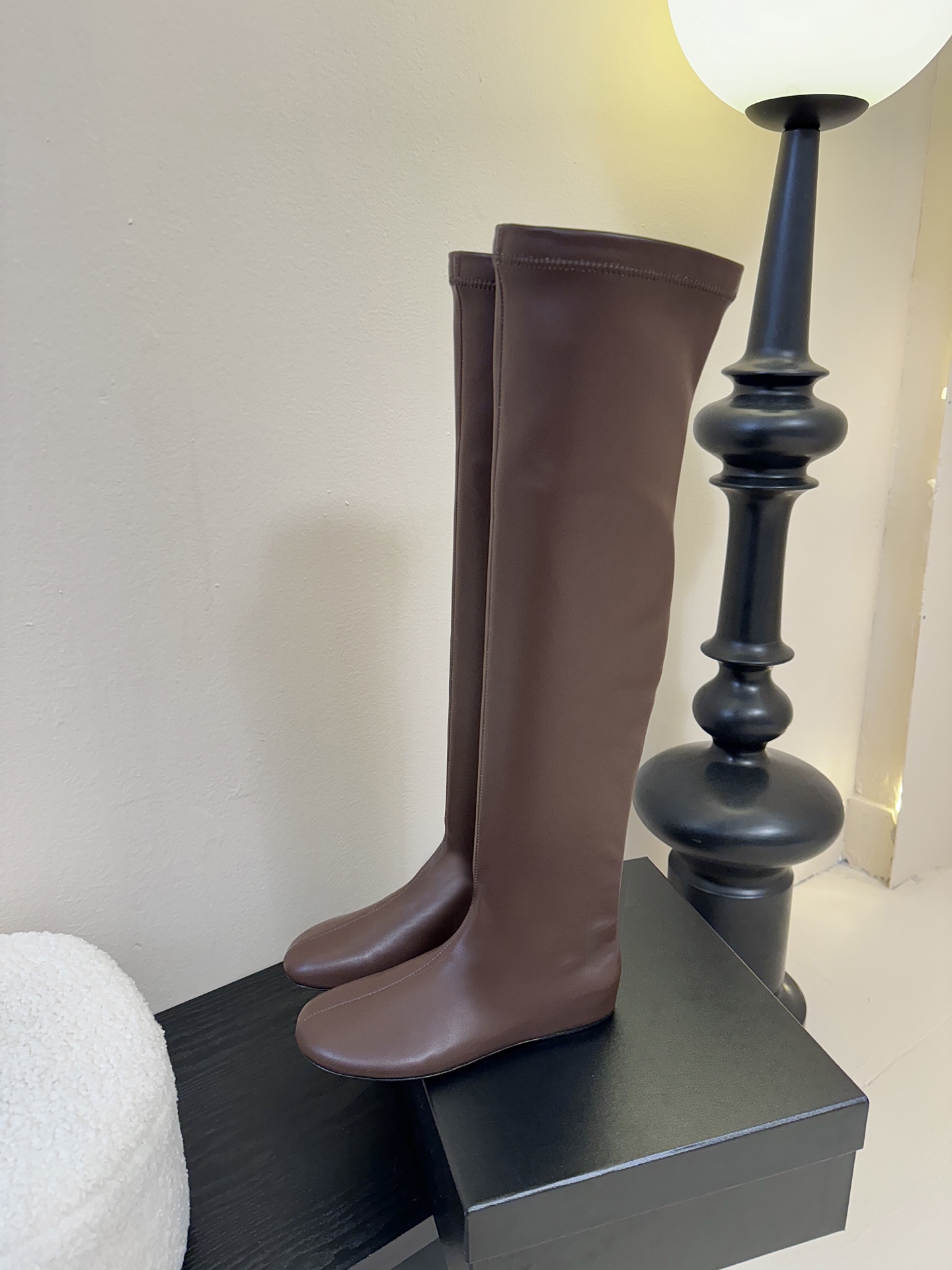 Carven（卡纷）作为一个具有法式优雅风格的品牌，其女士弹力靴通常融合了时尚设计与实用功能。 - 采用