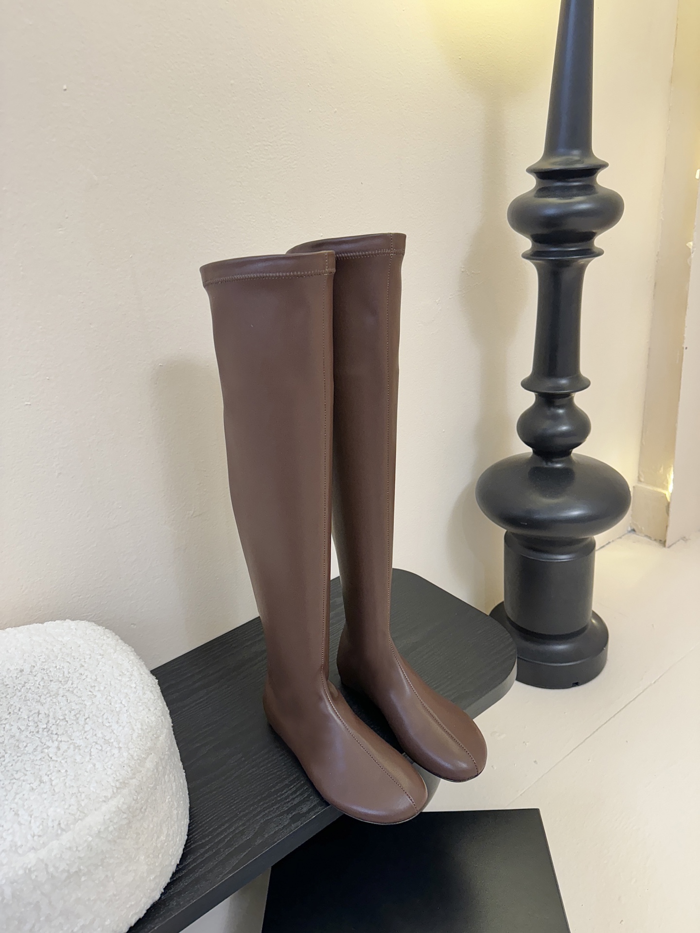 Carven（卡纷）作为一个具有法式优雅风格的品牌，其女士弹力靴通常融合了时尚设计与实用功能。 - 采用