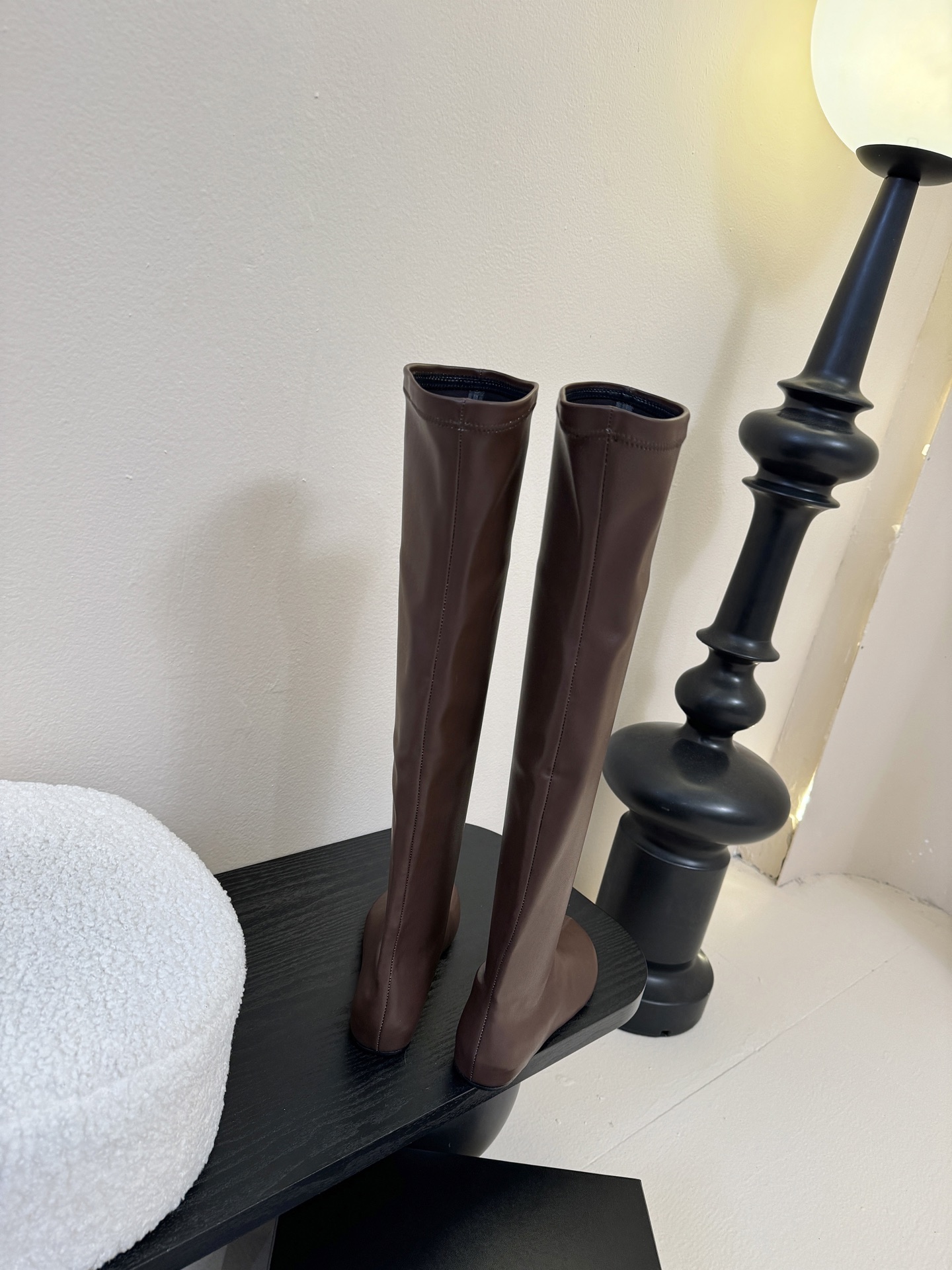 Carven（卡纷）作为一个具有法式优雅风格的品牌，其女士弹力靴通常融合了时尚设计与实用功能。 - 采用