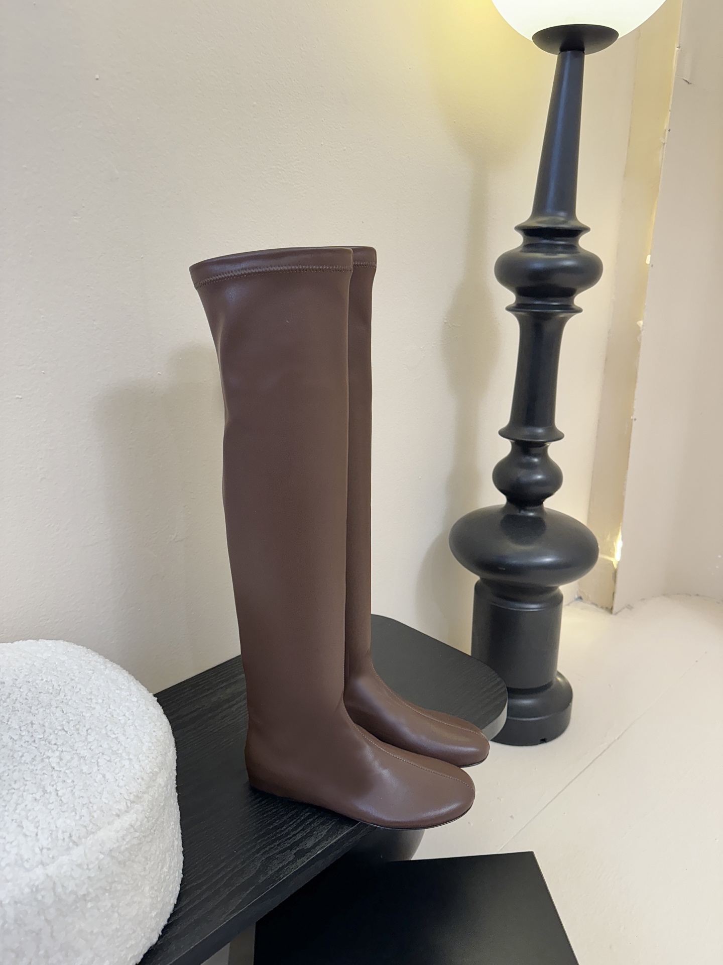 Carven（卡纷）作为一个具有法式优雅风格的品牌，其女士弹力靴通常融合了时尚设计与实用功能。 - 采用