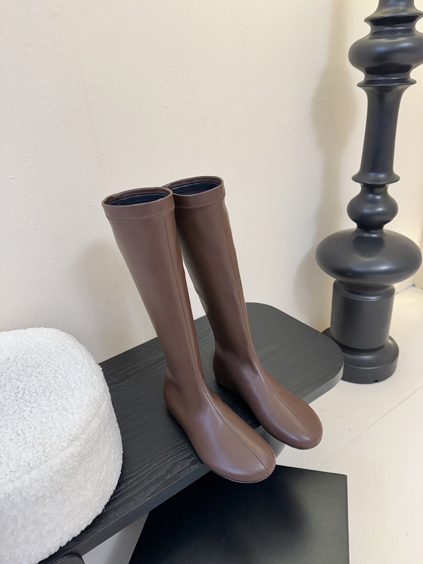 Carven（卡纷）作为一个具有法式优雅风格的品牌，其女士弹力靴通常融合了时尚设计与实用功能。 - 采用