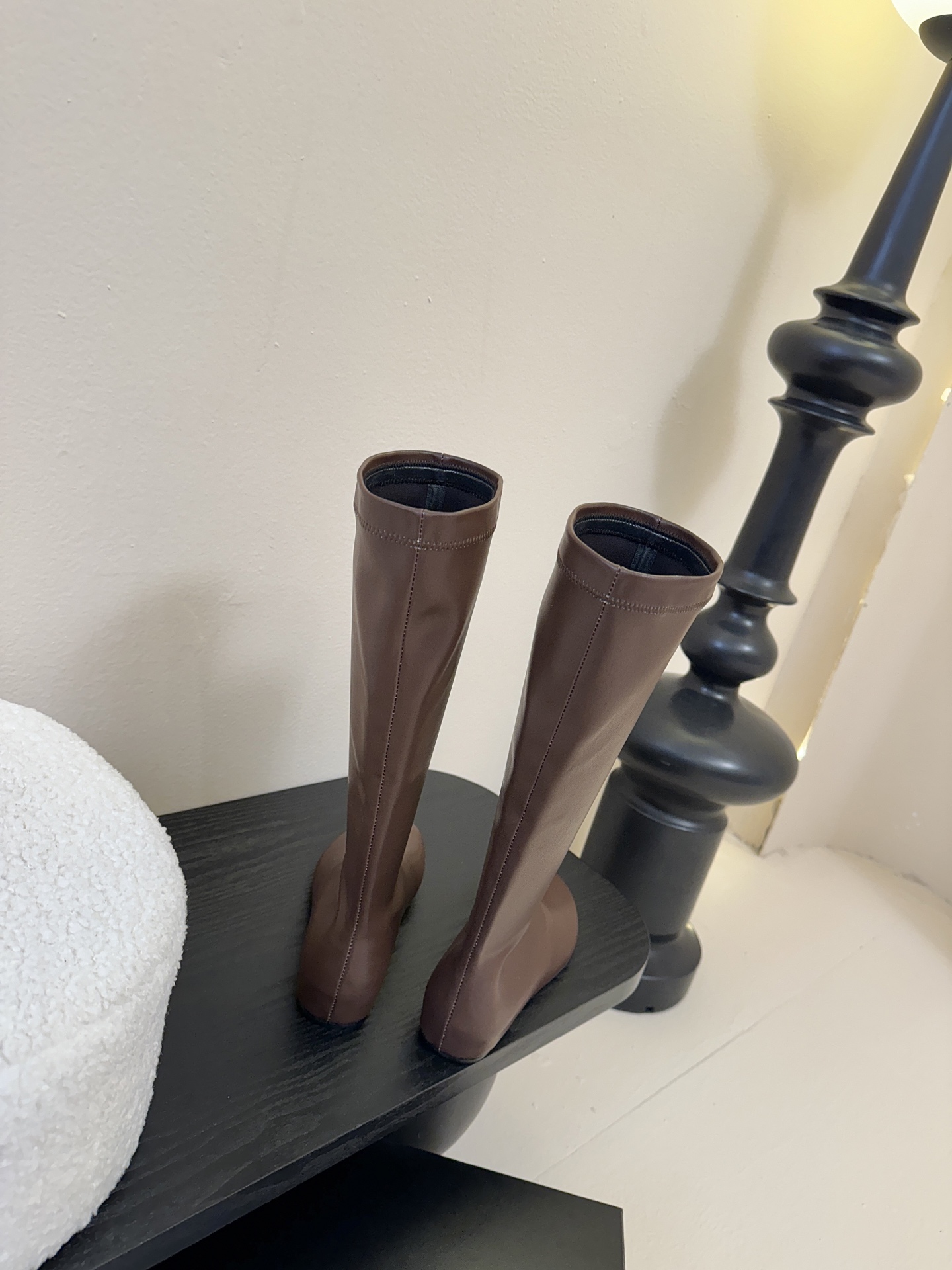 Carven（卡纷）作为一个具有法式优雅风格的品牌，其女士弹力靴通常融合了时尚设计与实用功能。 - 采用