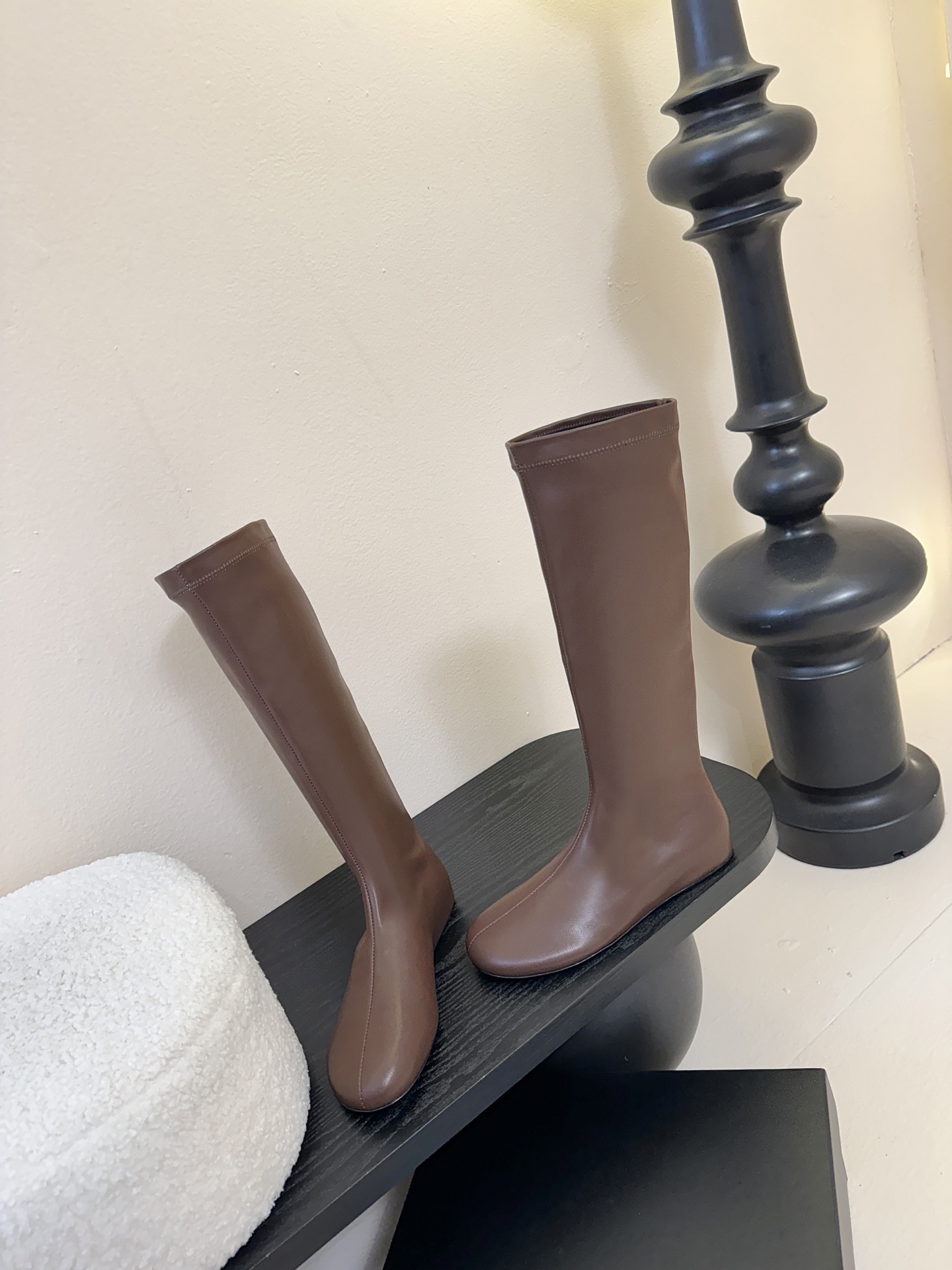 Carven（卡纷）作为一个具有法式优雅风格的品牌，其女士弹力靴通常融合了时尚设计与实用功能。 - 采用