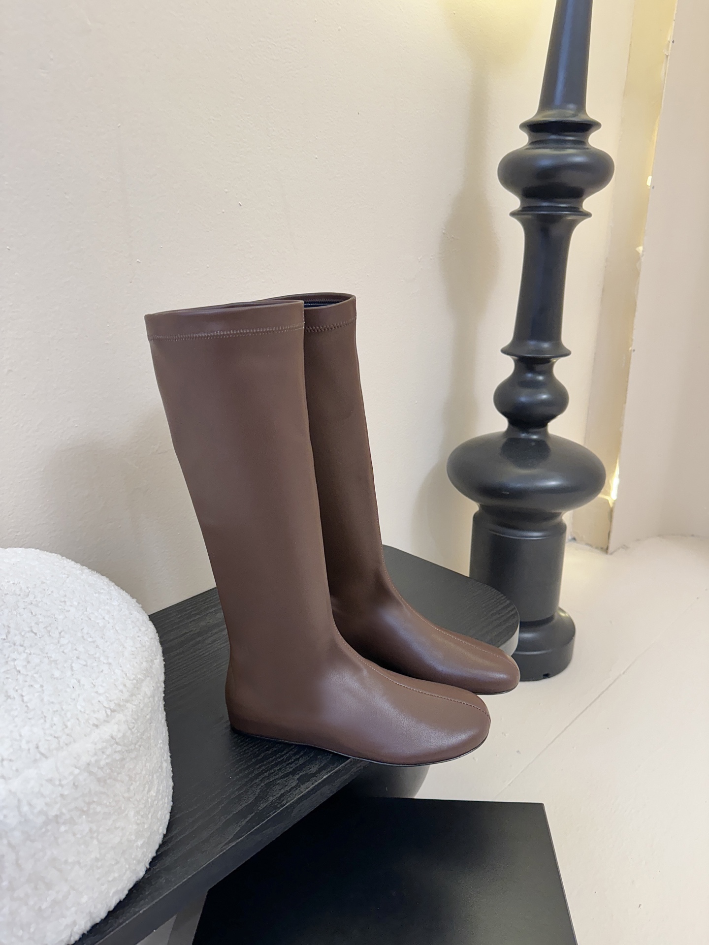 Carven（卡纷）作为一个具有法式优雅风格的品牌，其女士弹力靴通常融合了时尚设计与实用功能。 - 采用