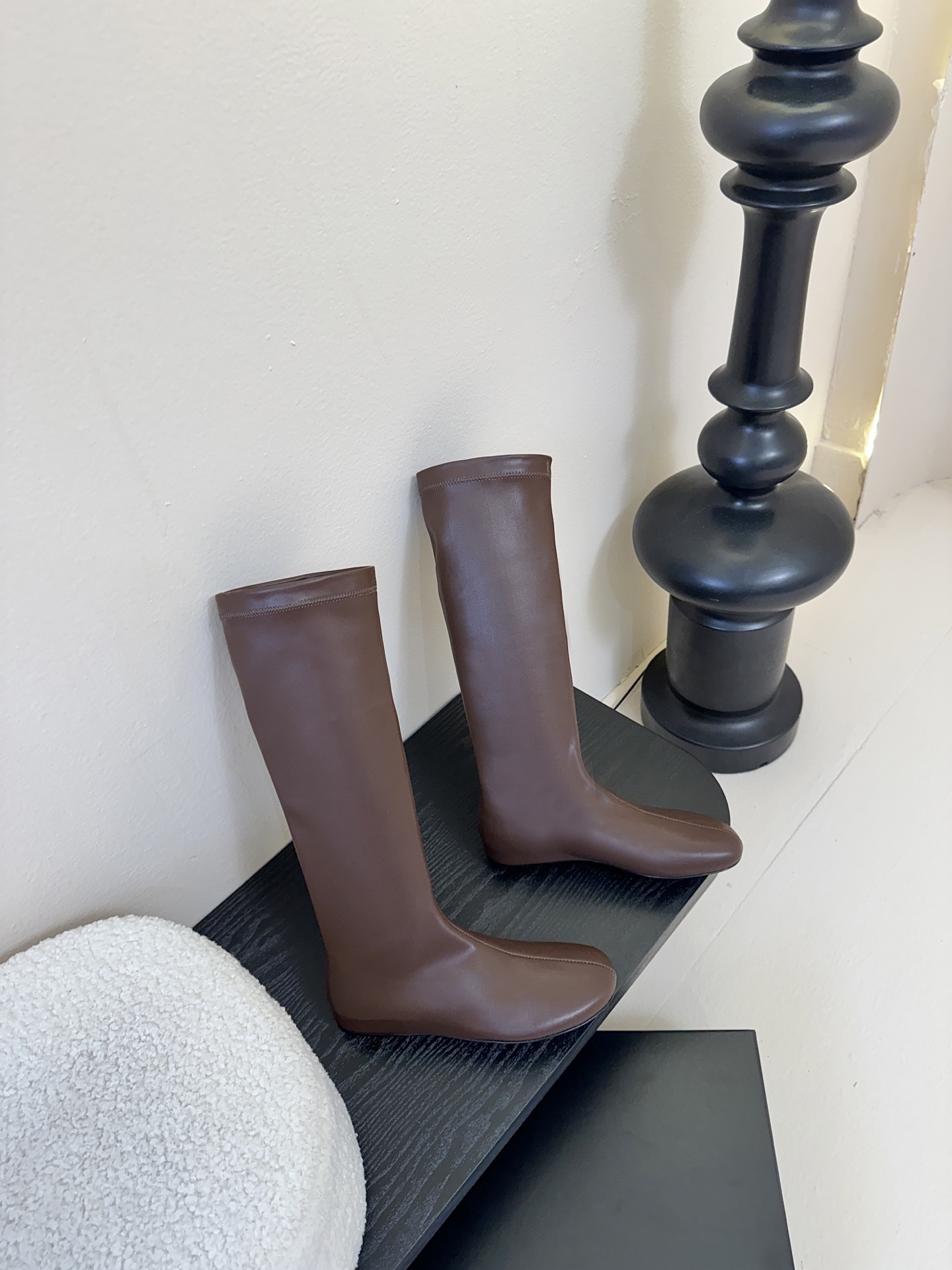 Carven（卡纷）作为一个具有法式优雅风格的品牌，其女士弹力靴通常融合了时尚设计与实用功能。 - 采用