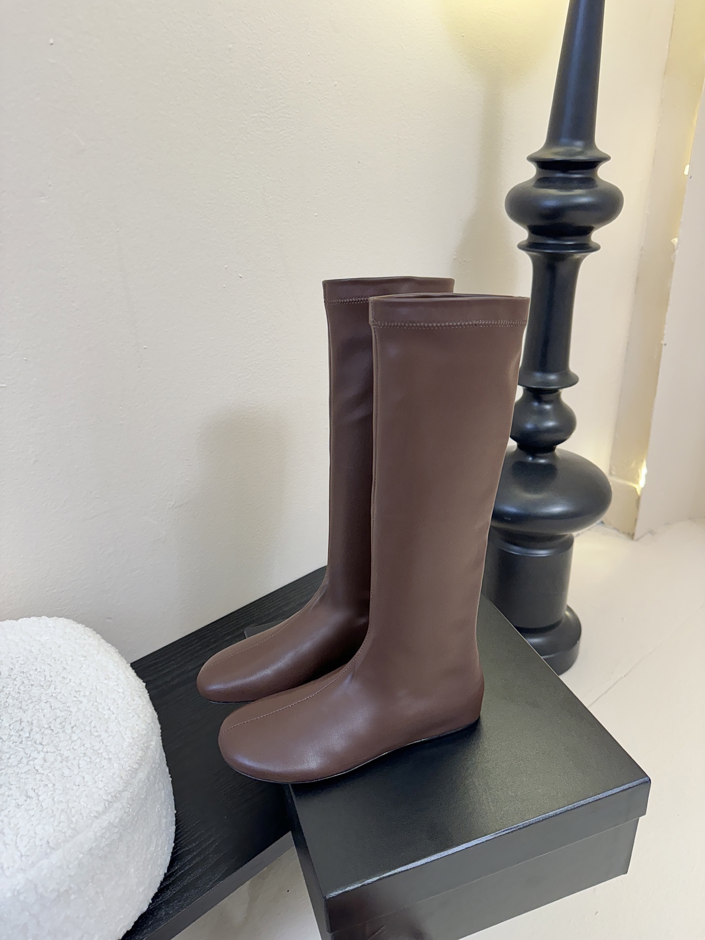 Carven（卡纷）作为一个具有法式优雅风格的品牌，其女士弹力靴通常融合了时尚设计与实用功能。 - 采用