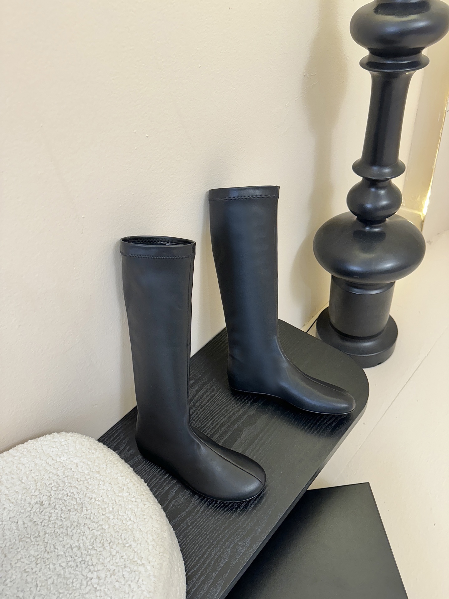 Carven（卡纷）作为一个具有法式优雅风格的品牌，其女士弹力靴通常融合了时尚设计与实用功能。 - 采用