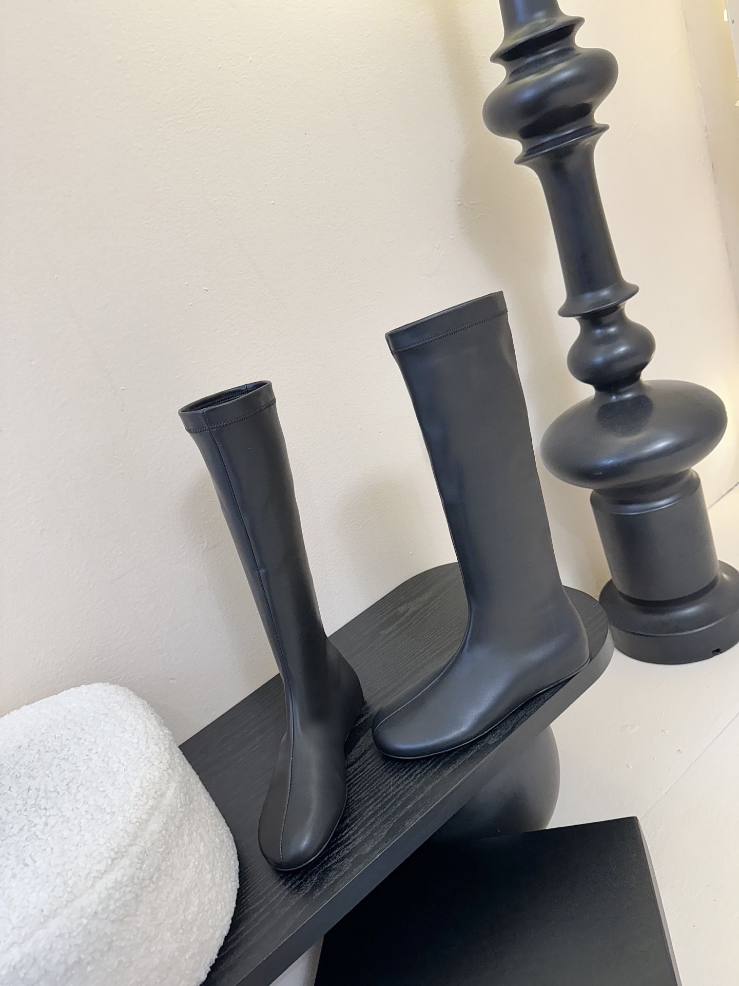 Carven（卡纷）作为一个具有法式优雅风格的品牌，其女士弹力靴通常融合了时尚设计与实用功能。 - 采用