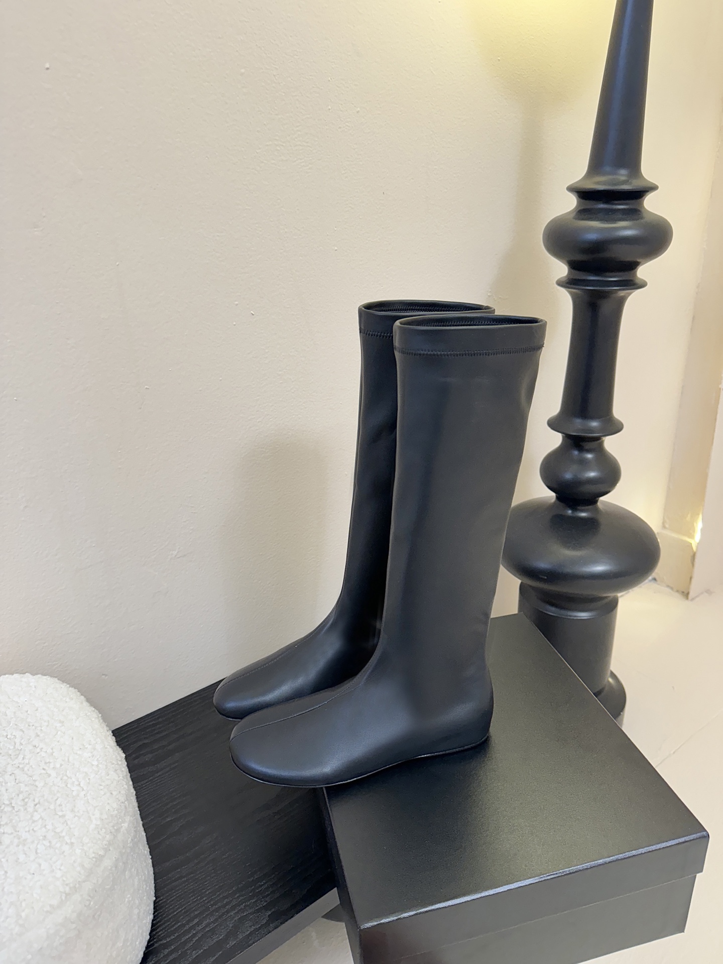 Carven（卡纷）作为一个具有法式优雅风格的品牌，其女士弹力靴通常融合了时尚设计与实用功能。 - 采用