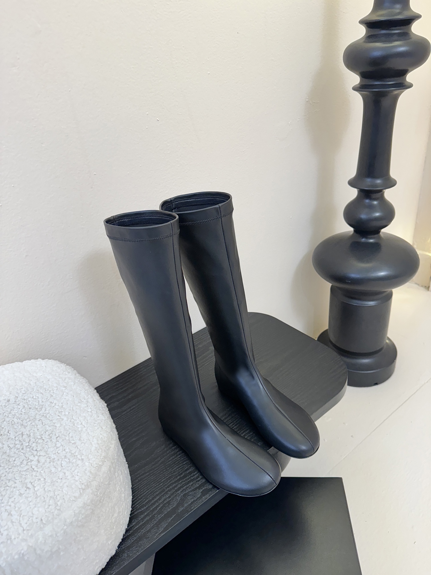 Carven（卡纷）作为一个具有法式优雅风格的品牌，其女士弹力靴通常融合了时尚设计与实用功能。 - 采用