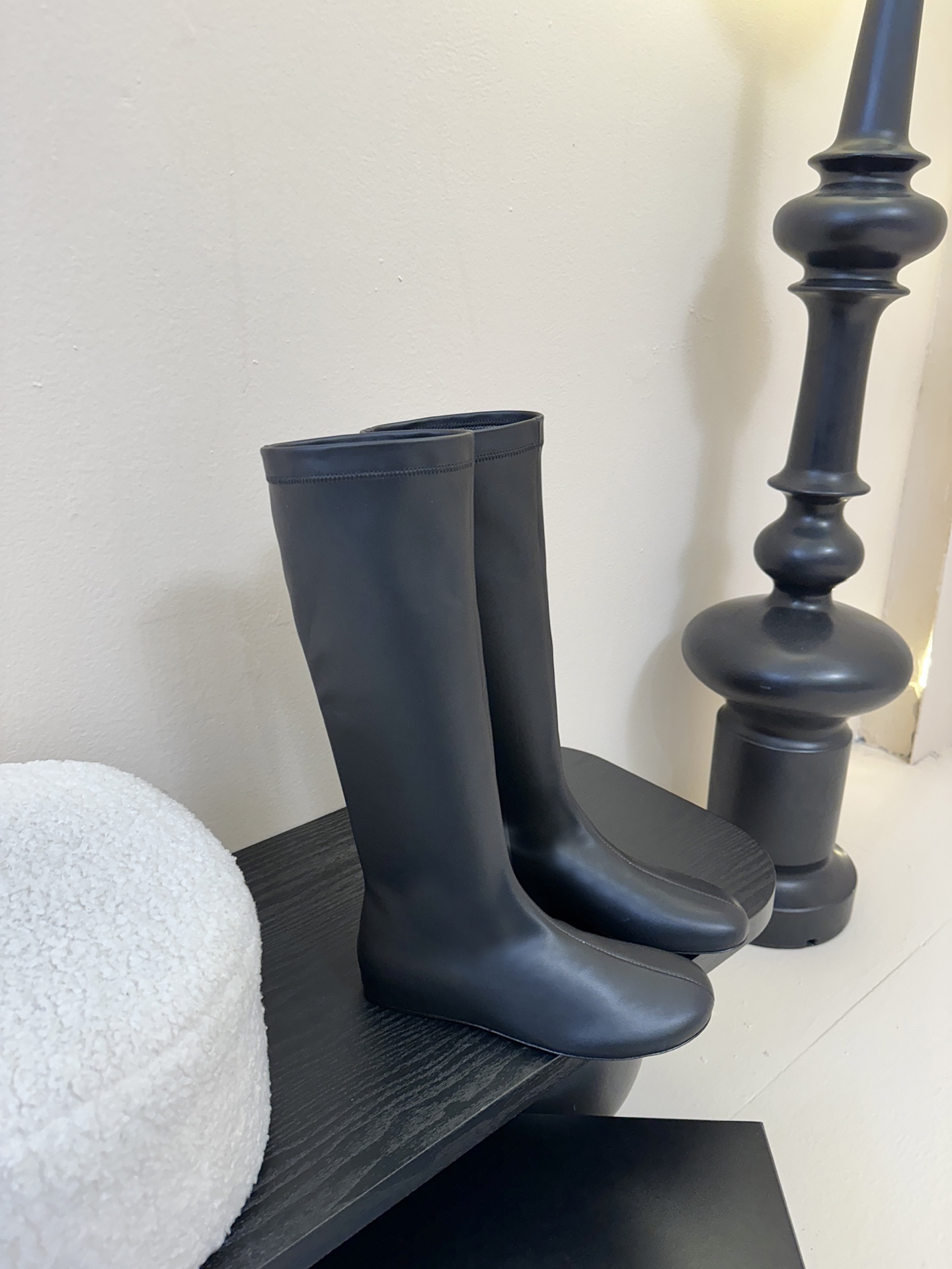 Carven（卡纷）作为一个具有法式优雅风格的品牌，其女士弹力靴通常融合了时尚设计与实用功能。 - 采用