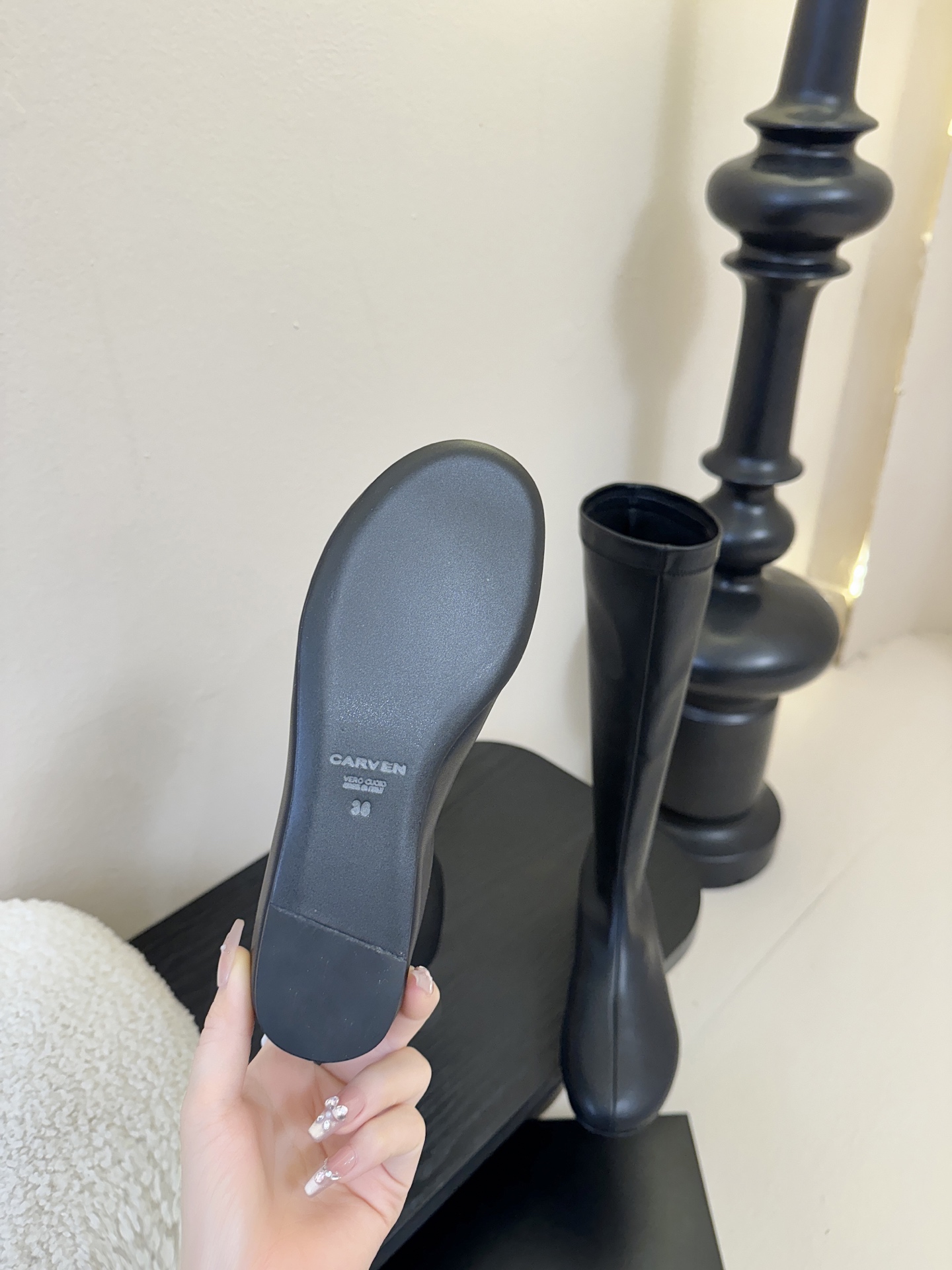 Carven（卡纷）作为一个具有法式优雅风格的品牌，其女士弹力靴通常融合了时尚设计与实用功能。 - 采用