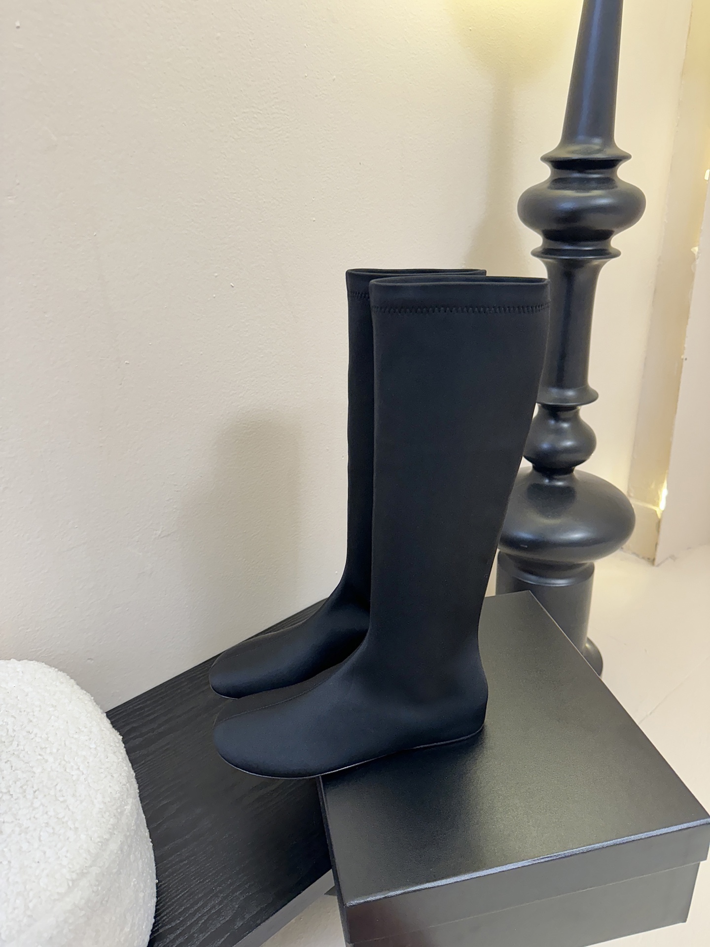 Carven（卡纷）作为一个具有法式优雅风格的品牌，其女士弹力靴通常融合了时尚设计与实用功能。 - 采用