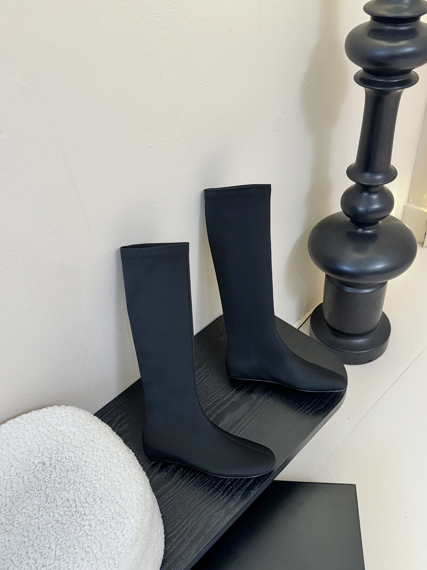 Carven（卡纷）作为一个具有法式优雅风格的品牌，其女士弹力靴通常融合了时尚设计与实用功能。 - 采用