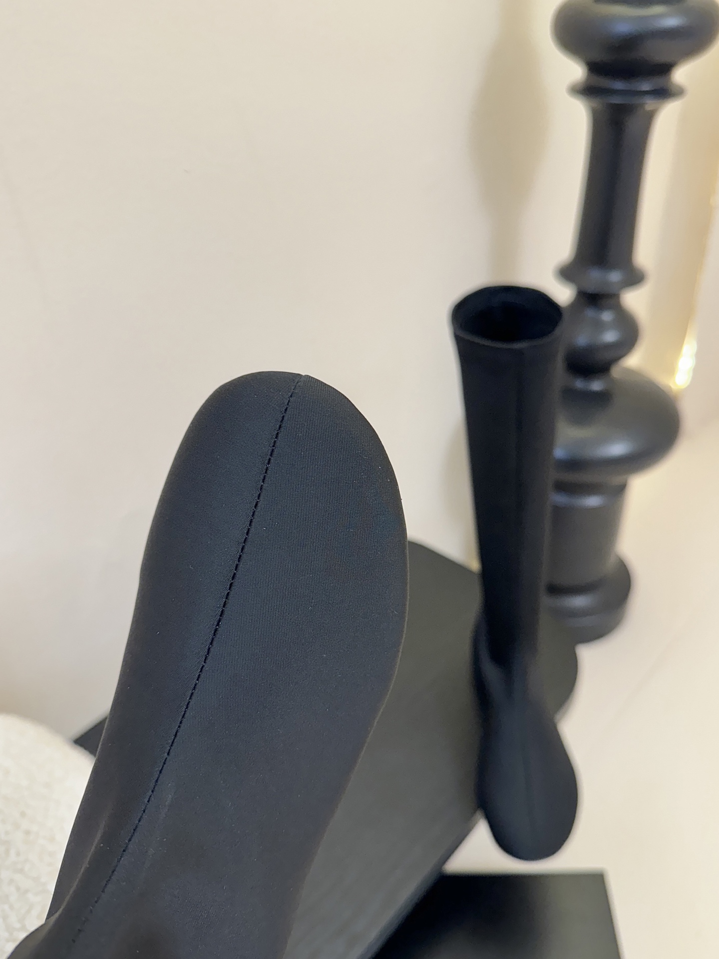 Carven（卡纷）作为一个具有法式优雅风格的品牌，其女士弹力靴通常融合了时尚设计与实用功能。 - 采用