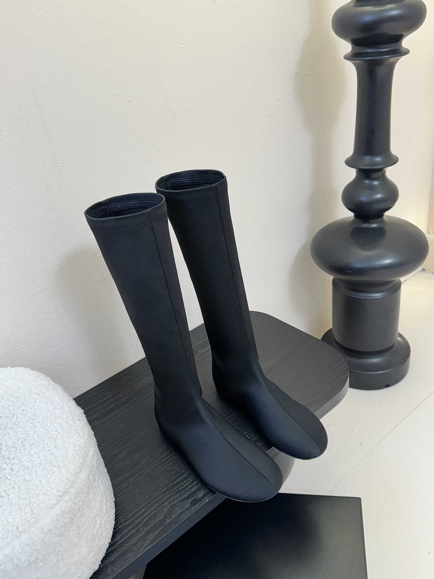 Carven（卡纷）作为一个具有法式优雅风格的品牌，其女士弹力靴通常融合了时尚设计与实用功能。 - 采用