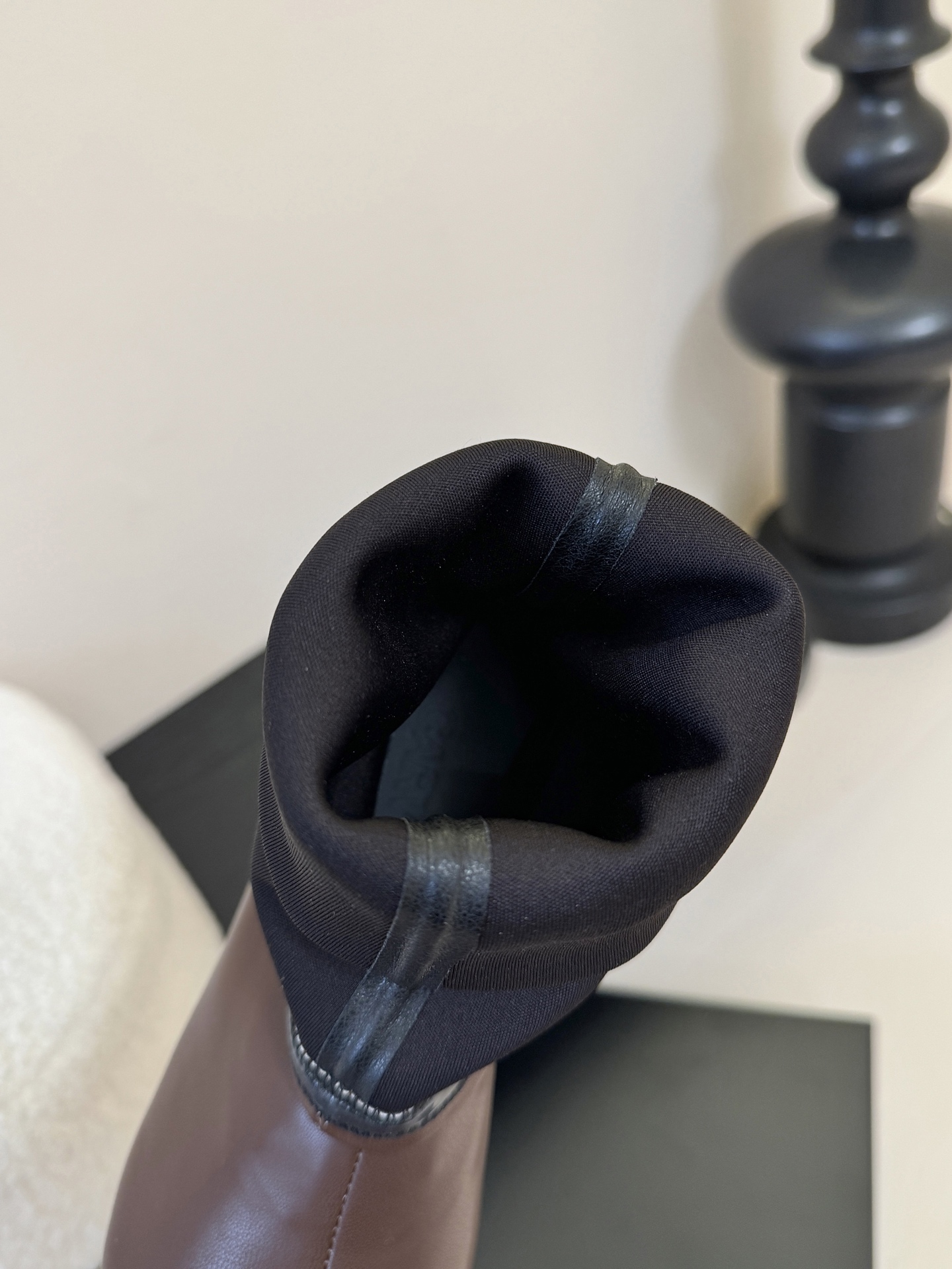 Carven（卡纷）作为一个具有法式优雅风格的品牌，其女士弹力靴通常融合了时尚设计与实用功能。 - 采用